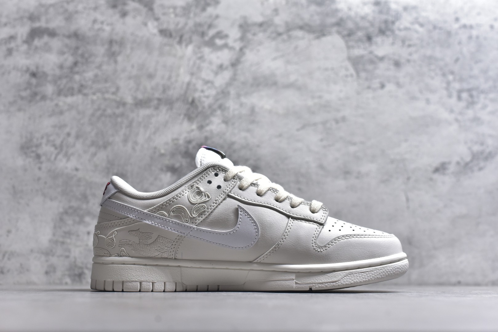 图片[3]-#NK Dunk Pegasus Pack 马年限定CNY新年款脱缰系列 舒适贴合低帮板鞋 白色 WW1228-174 这次官方选择从中国古代图腾中汲取灵感，以天马作为主设计元素。可以看到鞋身有大量的细腻刺绣，来表达这一主题。包括鞋舌、鞋垫等各处也都填满了特殊细节，彰显 CNY 的特殊规格。甚至鞋带前端也都是为此次专门设计的造型，带来浓郁的生肖氛围。实力大厂出品 新配色陆续开发 利润个位数只为口碑 全套原纸板楦头开发 确保原汁原味 完美呈现DUNK版型 一比一鞋头弧度高度鞋身弧度 此版本只针对中端市场 皮料材质有所更替 其他数据细节工艺流程均保持一致 绝不口嗨 细节品控鞋型随意对比 独家私模官方第六代原厂航空铝磨具打磨大底 鞋头坡度极致还原 无解鞋型 原盒原配 圈内天花板工艺 原厂玻璃冲刀 超高清洁度 全鞋零毛边皮料切割 原厂中底布点胶 中底布拉帮走线遵循公司 尺码：40 40.5 41 42 42.5 43 44 44.5 45-选品中心