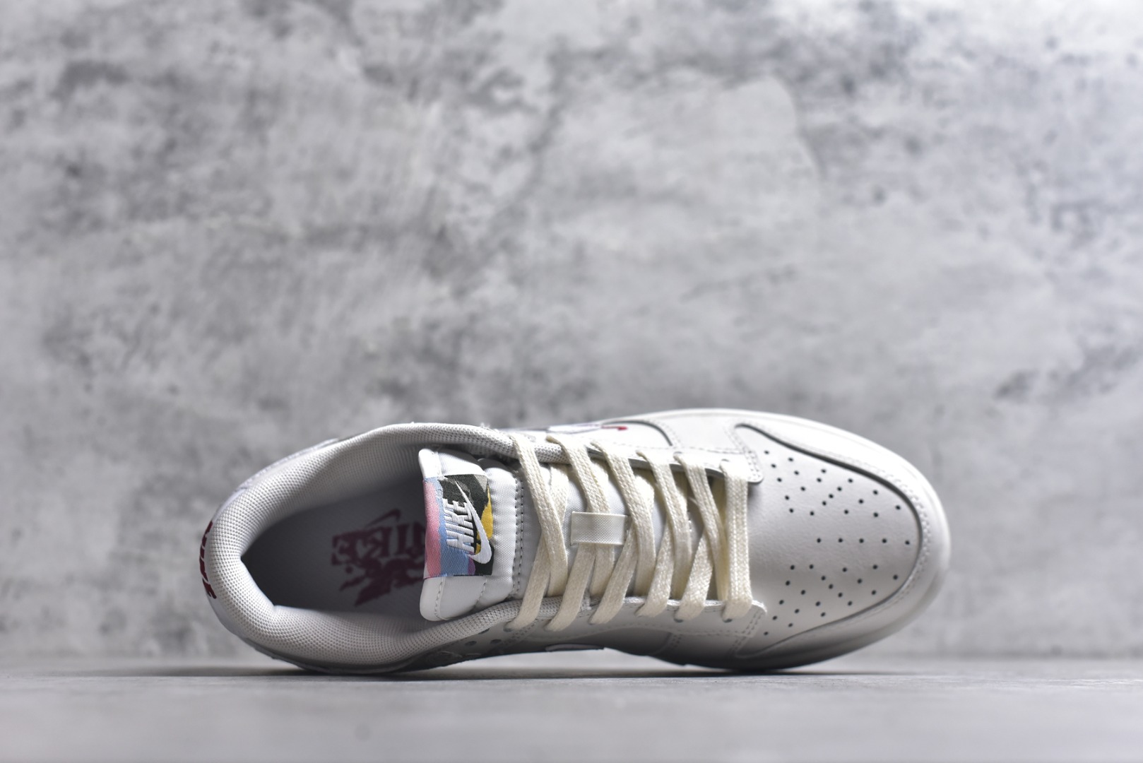 图片[4]-#NK Dunk Pegasus Pack 马年限定CNY新年款脱缰系列 舒适贴合低帮板鞋 白色 WW1228-174 这次官方选择从中国古代图腾中汲取灵感，以天马作为主设计元素。可以看到鞋身有大量的细腻刺绣，来表达这一主题。包括鞋舌、鞋垫等各处也都填满了特殊细节，彰显 CNY 的特殊规格。甚至鞋带前端也都是为此次专门设计的造型，带来浓郁的生肖氛围。实力大厂出品 新配色陆续开发 利润个位数只为口碑 全套原纸板楦头开发 确保原汁原味 完美呈现DUNK版型 一比一鞋头弧度高度鞋身弧度 此版本只针对中端市场 皮料材质有所更替 其他数据细节工艺流程均保持一致 绝不口嗨 细节品控鞋型随意对比 独家私模官方第六代原厂航空铝磨具打磨大底 鞋头坡度极致还原 无解鞋型 原盒原配 圈内天花板工艺 原厂玻璃冲刀 超高清洁度 全鞋零毛边皮料切割 原厂中底布点胶 中底布拉帮走线遵循公司 尺码：40 40.5 41 42 42.5 43 44 44.5 45-选品中心