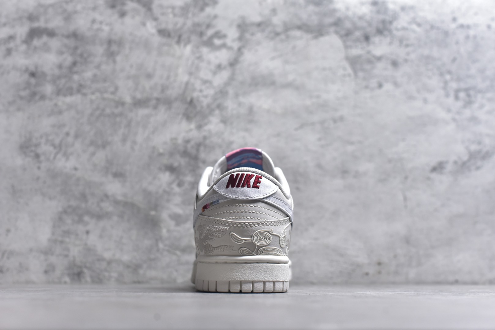 图片[5]-#NK Dunk Pegasus Pack 马年限定CNY新年款脱缰系列 舒适贴合低帮板鞋 白色 WW1228-174 这次官方选择从中国古代图腾中汲取灵感，以天马作为主设计元素。可以看到鞋身有大量的细腻刺绣，来表达这一主题。包括鞋舌、鞋垫等各处也都填满了特殊细节，彰显 CNY 的特殊规格。甚至鞋带前端也都是为此次专门设计的造型，带来浓郁的生肖氛围。实力大厂出品 新配色陆续开发 利润个位数只为口碑 全套原纸板楦头开发 确保原汁原味 完美呈现DUNK版型 一比一鞋头弧度高度鞋身弧度 此版本只针对中端市场 皮料材质有所更替 其他数据细节工艺流程均保持一致 绝不口嗨 细节品控鞋型随意对比 独家私模官方第六代原厂航空铝磨具打磨大底 鞋头坡度极致还原 无解鞋型 原盒原配 圈内天花板工艺 原厂玻璃冲刀 超高清洁度 全鞋零毛边皮料切割 原厂中底布点胶 中底布拉帮走线遵循公司 尺码：40 40.5 41 42 42.5 43 44 44.5 45-选品中心