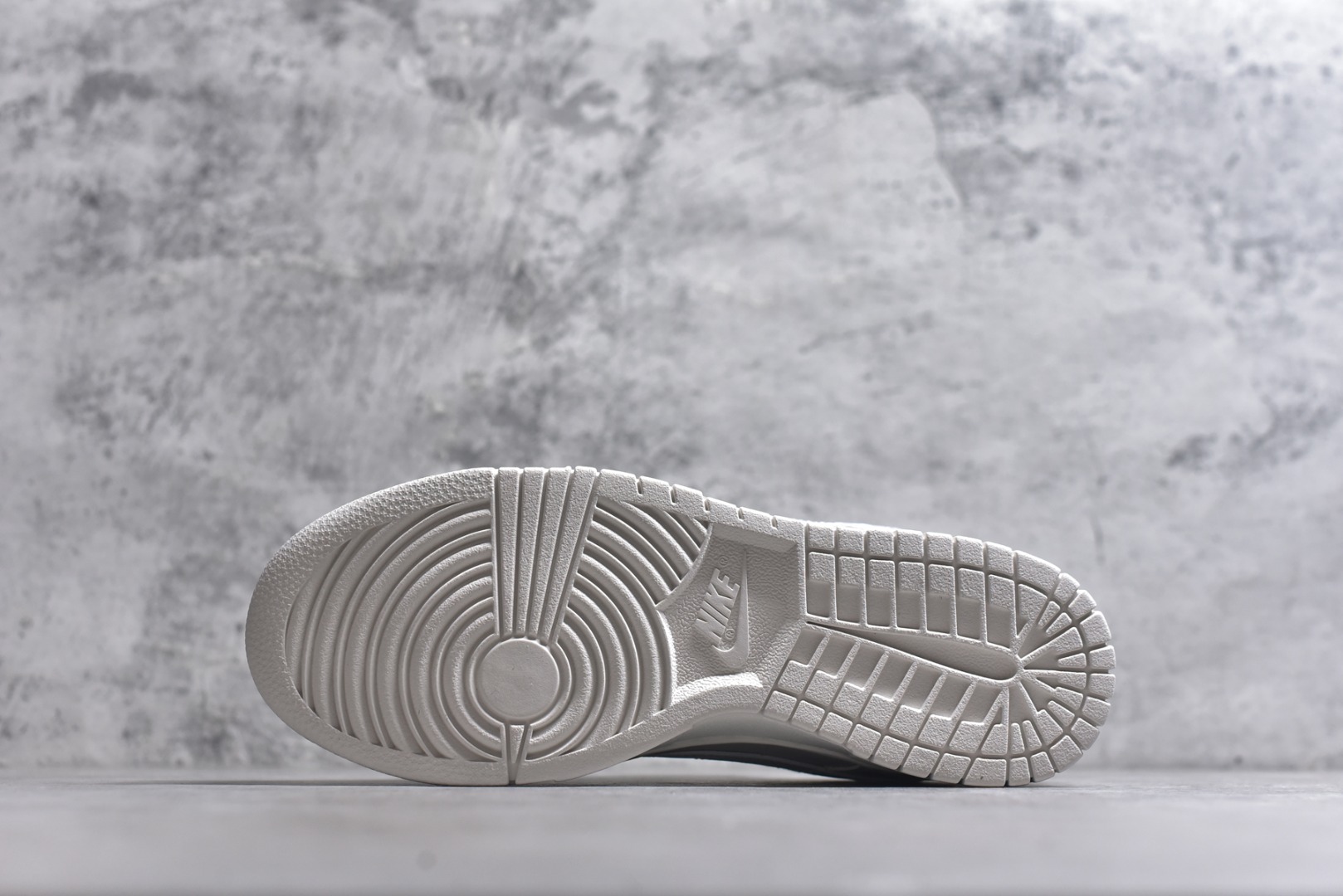 图片[6]-#NK Dunk Pegasus Pack 马年限定CNY新年款脱缰系列 舒适贴合低帮板鞋 白色 WW1228-174 这次官方选择从中国古代图腾中汲取灵感，以天马作为主设计元素。可以看到鞋身有大量的细腻刺绣，来表达这一主题。包括鞋舌、鞋垫等各处也都填满了特殊细节，彰显 CNY 的特殊规格。甚至鞋带前端也都是为此次专门设计的造型，带来浓郁的生肖氛围。实力大厂出品 新配色陆续开发 利润个位数只为口碑 全套原纸板楦头开发 确保原汁原味 完美呈现DUNK版型 一比一鞋头弧度高度鞋身弧度 此版本只针对中端市场 皮料材质有所更替 其他数据细节工艺流程均保持一致 绝不口嗨 细节品控鞋型随意对比 独家私模官方第六代原厂航空铝磨具打磨大底 鞋头坡度极致还原 无解鞋型 原盒原配 圈内天花板工艺 原厂玻璃冲刀 超高清洁度 全鞋零毛边皮料切割 原厂中底布点胶 中底布拉帮走线遵循公司 尺码：40 40.5 41 42 42.5 43 44 44.5 45-选品中心