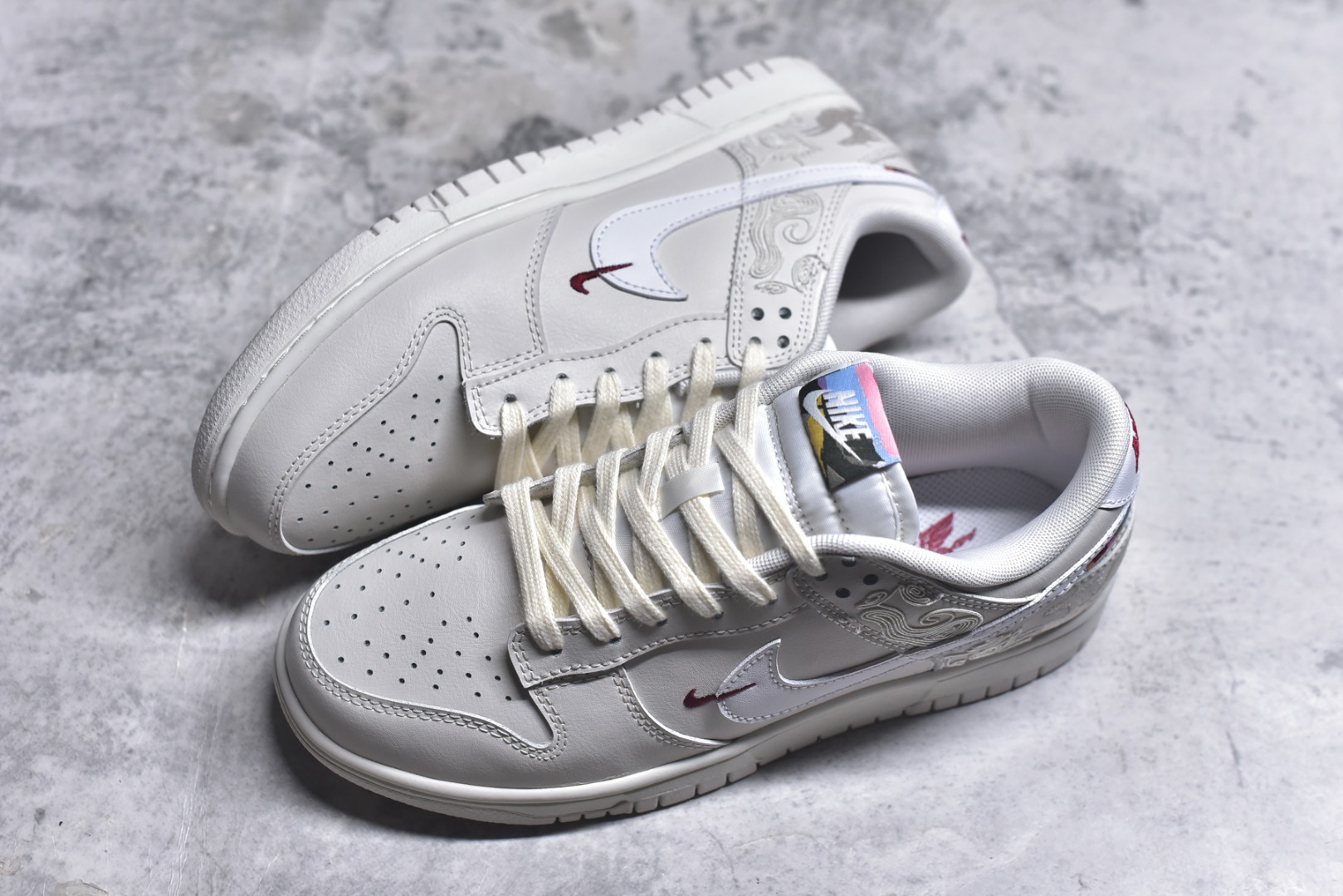 图片[7]-#NK Dunk Pegasus Pack 马年限定CNY新年款脱缰系列 舒适贴合低帮板鞋 白色 WW1228-174 这次官方选择从中国古代图腾中汲取灵感，以天马作为主设计元素。可以看到鞋身有大量的细腻刺绣，来表达这一主题。包括鞋舌、鞋垫等各处也都填满了特殊细节，彰显 CNY 的特殊规格。甚至鞋带前端也都是为此次专门设计的造型，带来浓郁的生肖氛围。实力大厂出品 新配色陆续开发 利润个位数只为口碑 全套原纸板楦头开发 确保原汁原味 完美呈现DUNK版型 一比一鞋头弧度高度鞋身弧度 此版本只针对中端市场 皮料材质有所更替 其他数据细节工艺流程均保持一致 绝不口嗨 细节品控鞋型随意对比 独家私模官方第六代原厂航空铝磨具打磨大底 鞋头坡度极致还原 无解鞋型 原盒原配 圈内天花板工艺 原厂玻璃冲刀 超高清洁度 全鞋零毛边皮料切割 原厂中底布点胶 中底布拉帮走线遵循公司 尺码：40 40.5 41 42 42.5 43 44 44.5 45-选品中心