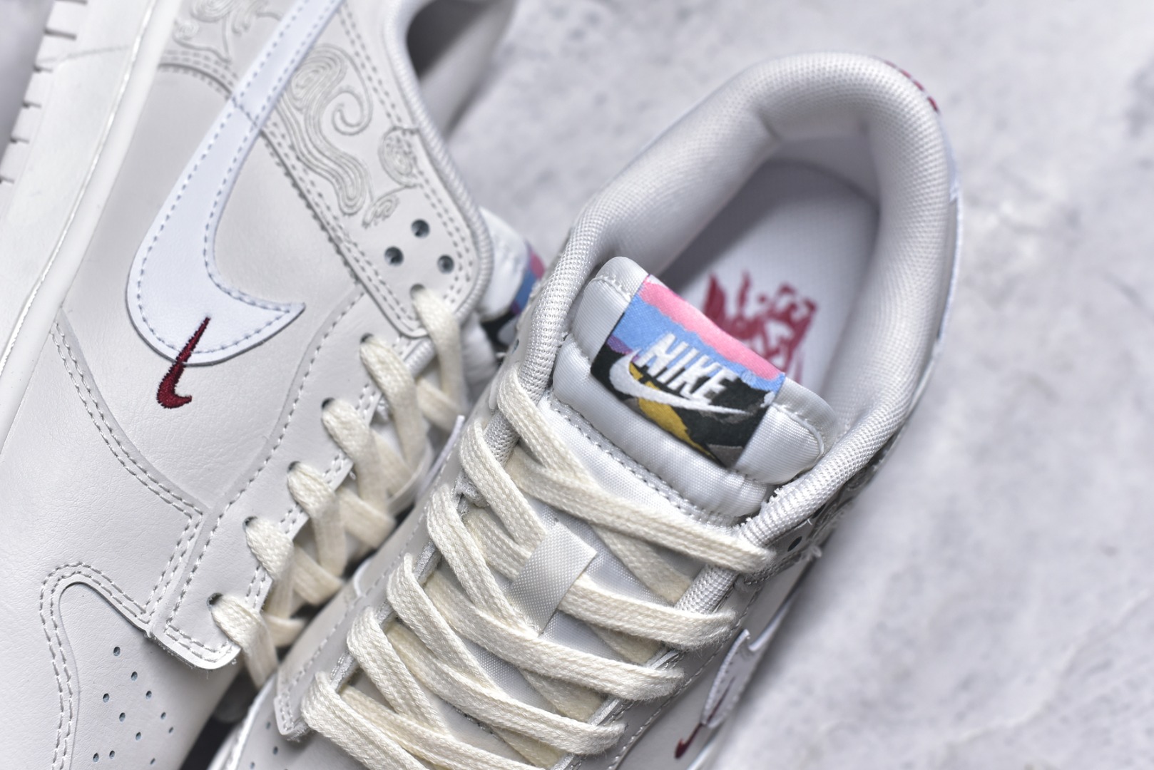 图片[9]-#NK Dunk Pegasus Pack 马年限定CNY新年款脱缰系列 舒适贴合低帮板鞋 白色 WW1228-174 这次官方选择从中国古代图腾中汲取灵感，以天马作为主设计元素。可以看到鞋身有大量的细腻刺绣，来表达这一主题。包括鞋舌、鞋垫等各处也都填满了特殊细节，彰显 CNY 的特殊规格。甚至鞋带前端也都是为此次专门设计的造型，带来浓郁的生肖氛围。实力大厂出品 新配色陆续开发 利润个位数只为口碑 全套原纸板楦头开发 确保原汁原味 完美呈现DUNK版型 一比一鞋头弧度高度鞋身弧度 此版本只针对中端市场 皮料材质有所更替 其他数据细节工艺流程均保持一致 绝不口嗨 细节品控鞋型随意对比 独家私模官方第六代原厂航空铝磨具打磨大底 鞋头坡度极致还原 无解鞋型 原盒原配 圈内天花板工艺 原厂玻璃冲刀 超高清洁度 全鞋零毛边皮料切割 原厂中底布点胶 中底布拉帮走线遵循公司 尺码：40 40.5 41 42 42.5 43 44 44.5 45-选品中心