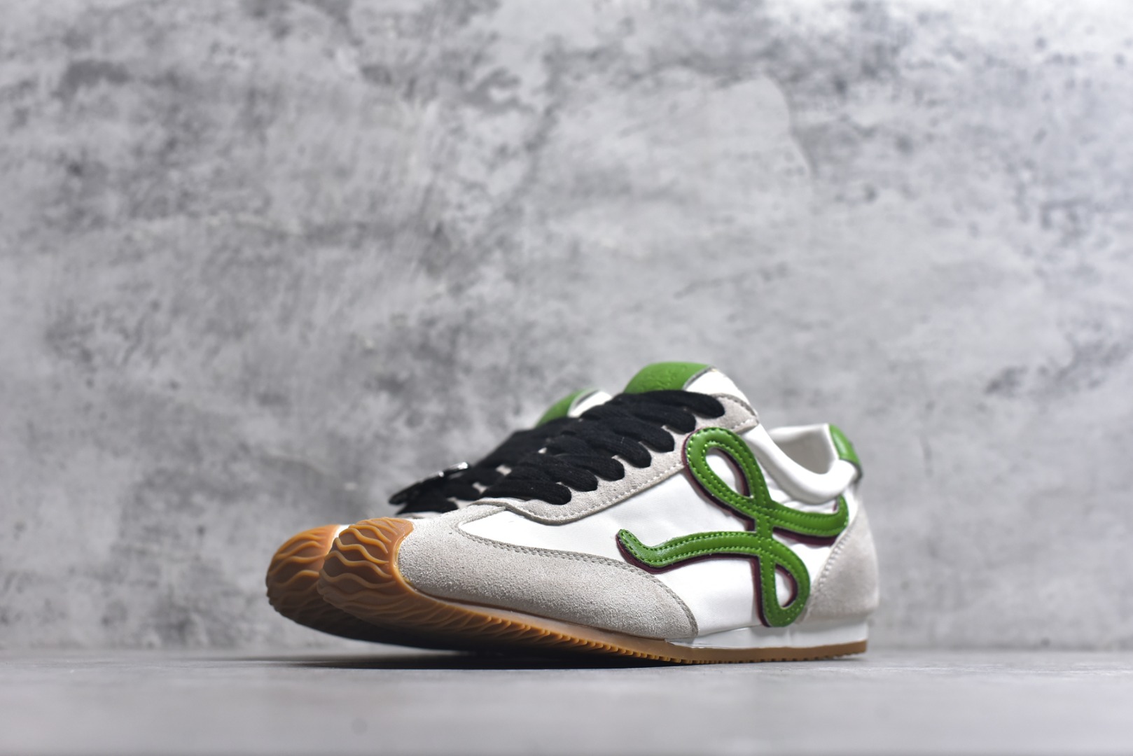 图片[2]-#罗意威Loewe Ballet Runner 2.0 Sneakers 芭蕾舞2.0系列阿甘复古风德训薄底百搭休闲运动鞋 市面最高性价比 实体平台跑量 主打推荐好货 采用反绒牛皮革拼接头层皮饰片鞋面材质鞋身原装高密度防刮尼龙面料,极好柔软效果双层乳胶缓震鞋垫外部搭配轻量EVA缓震组合橡胶防滑片装外底不对称鞋头设计、袜状内部结构，轻盈橡胶外底延伸至鞋头 20 毫米鞋跟，附白色和同色系鞋带侧面饰有 L 徽标，鞋舌饰有压纹 Anagram 后跟标签饰有注塑橡胶 LOEWE 标志升级原楦型开发纸版全手工拉帮工艺成型 尺码：35 36 37 38 39 40 41 42 43 44 45-选品中心