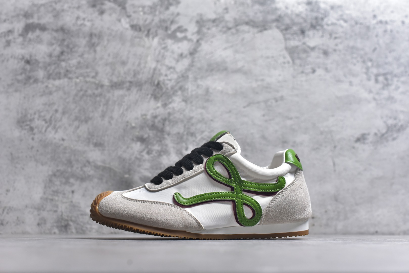 #罗意威Loewe Ballet Runner 2.0 Sneakers 芭蕾舞2.0系列阿甘复古风德训薄底百搭休闲运动鞋 市面最高性价比 实体平台跑量 主打推荐好货 采用反绒牛皮革拼接头层皮饰片鞋面材质鞋身原装高密度防刮尼龙面料,极好柔软效果双层乳胶缓震鞋垫外部搭配轻量EVA缓震组合橡胶防滑片装外底不对称鞋头设计、袜状内部结构，轻盈橡胶外底延伸至鞋头 20 毫米鞋跟，附白色和同色系鞋带侧面饰有 L 徽标，鞋舌饰有压纹 Anagram 后跟标签饰有注塑橡胶 LOEWE 标志升级原楦型开发纸版全手工拉帮工艺成型 尺码：35 36 37 38 39 40 41 42 43 44 45-选品中心