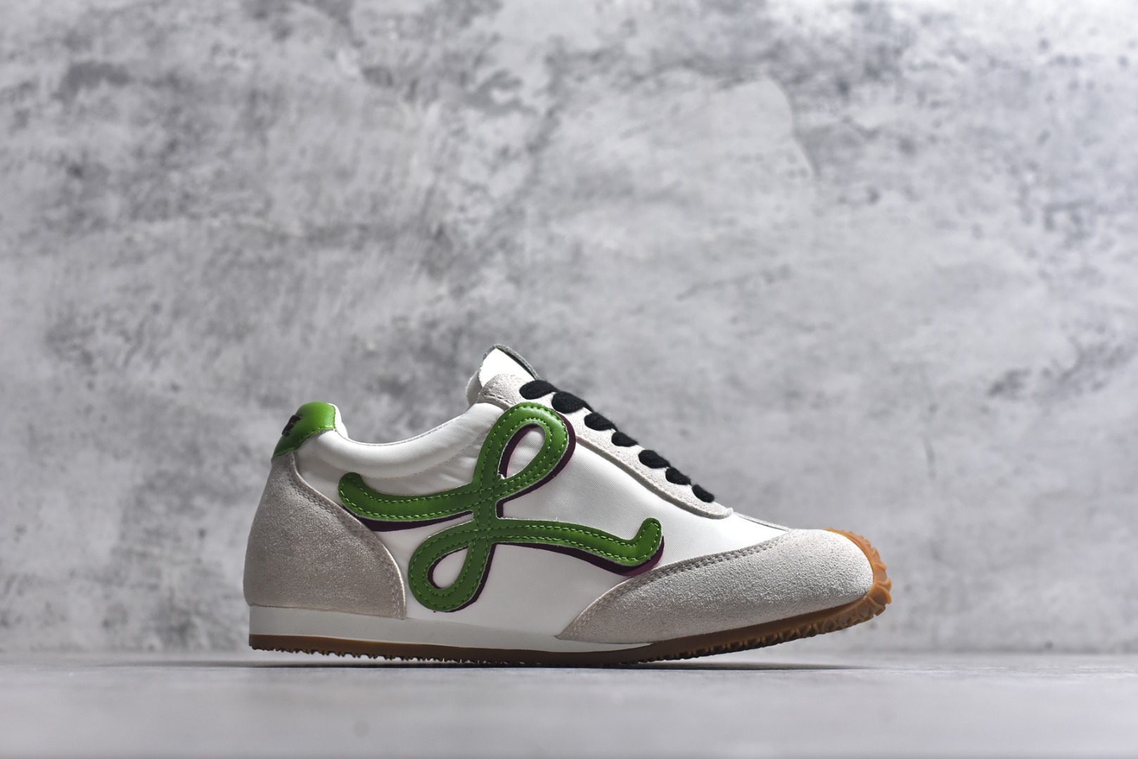 图片[3]-#罗意威Loewe Ballet Runner 2.0 Sneakers 芭蕾舞2.0系列阿甘复古风德训薄底百搭休闲运动鞋 市面最高性价比 实体平台跑量 主打推荐好货 采用反绒牛皮革拼接头层皮饰片鞋面材质鞋身原装高密度防刮尼龙面料,极好柔软效果双层乳胶缓震鞋垫外部搭配轻量EVA缓震组合橡胶防滑片装外底不对称鞋头设计、袜状内部结构，轻盈橡胶外底延伸至鞋头 20 毫米鞋跟，附白色和同色系鞋带侧面饰有 L 徽标，鞋舌饰有压纹 Anagram 后跟标签饰有注塑橡胶 LOEWE 标志升级原楦型开发纸版全手工拉帮工艺成型 尺码：35 36 37 38 39 40 41 42 43 44 45-选品中心