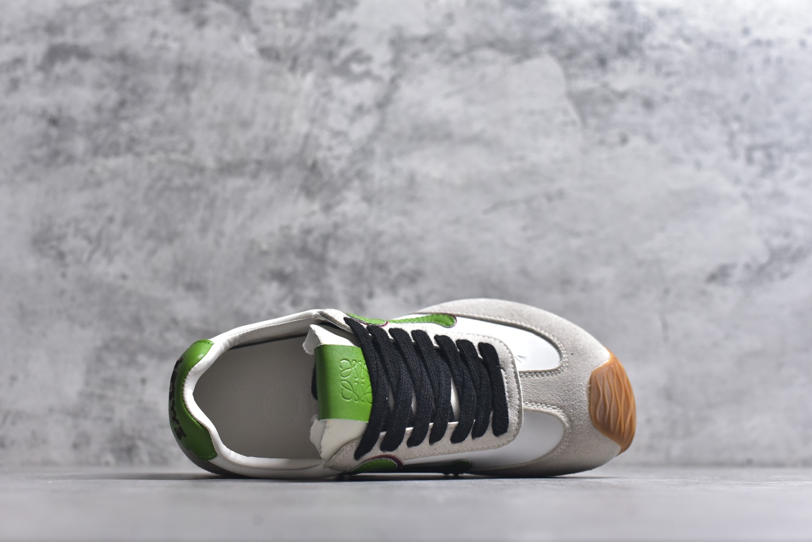 图片[4]-#罗意威Loewe Ballet Runner 2.0 Sneakers 芭蕾舞2.0系列阿甘复古风德训薄底百搭休闲运动鞋 市面最高性价比 实体平台跑量 主打推荐好货 采用反绒牛皮革拼接头层皮饰片鞋面材质鞋身原装高密度防刮尼龙面料,极好柔软效果双层乳胶缓震鞋垫外部搭配轻量EVA缓震组合橡胶防滑片装外底不对称鞋头设计、袜状内部结构，轻盈橡胶外底延伸至鞋头 20 毫米鞋跟，附白色和同色系鞋带侧面饰有 L 徽标，鞋舌饰有压纹 Anagram 后跟标签饰有注塑橡胶 LOEWE 标志升级原楦型开发纸版全手工拉帮工艺成型 尺码：35 36 37 38 39 40 41 42 43 44 45-选品中心