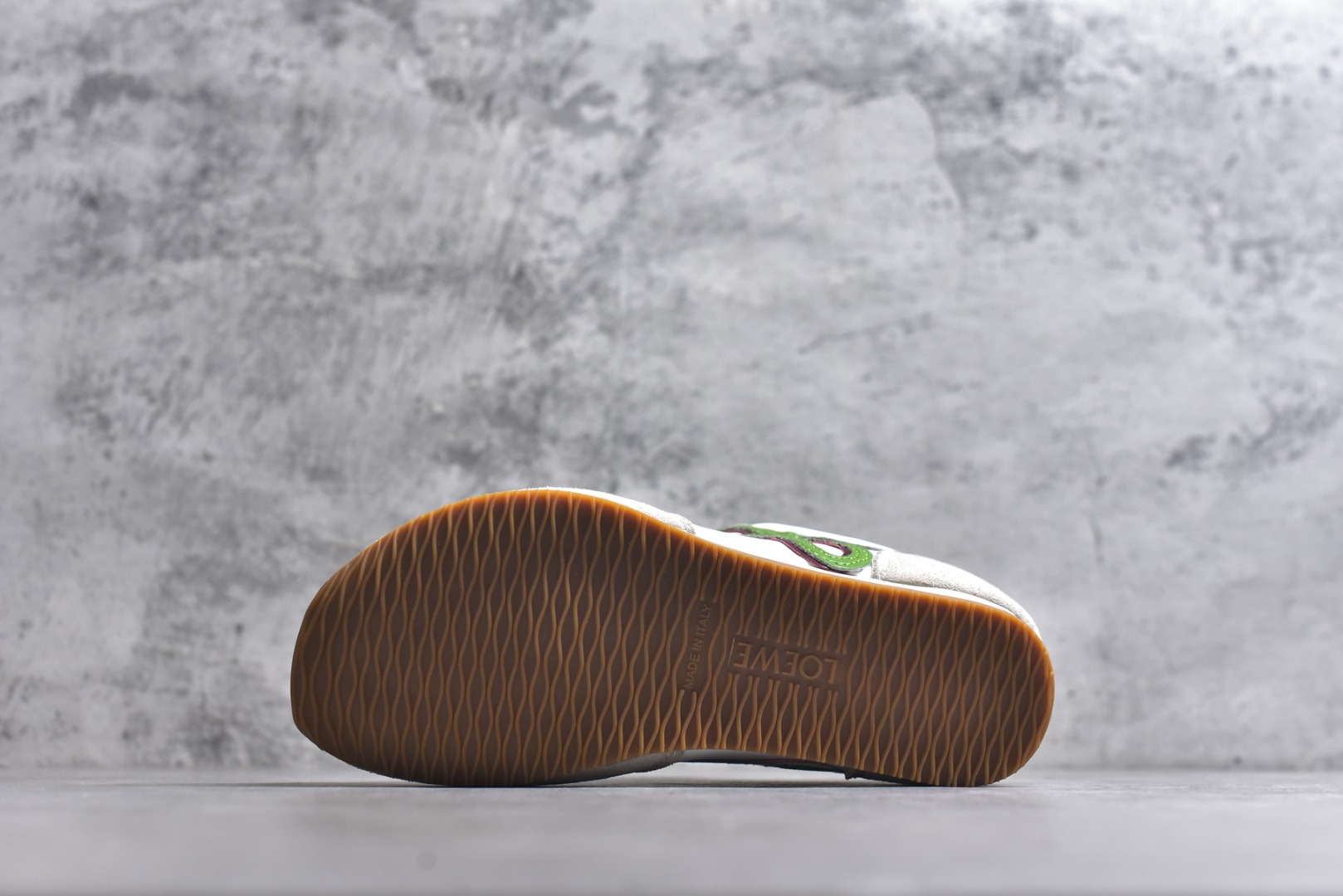 图片[6]-#罗意威Loewe Ballet Runner 2.0 Sneakers 芭蕾舞2.0系列阿甘复古风德训薄底百搭休闲运动鞋 市面最高性价比 实体平台跑量 主打推荐好货 采用反绒牛皮革拼接头层皮饰片鞋面材质鞋身原装高密度防刮尼龙面料,极好柔软效果双层乳胶缓震鞋垫外部搭配轻量EVA缓震组合橡胶防滑片装外底不对称鞋头设计、袜状内部结构，轻盈橡胶外底延伸至鞋头 20 毫米鞋跟，附白色和同色系鞋带侧面饰有 L 徽标，鞋舌饰有压纹 Anagram 后跟标签饰有注塑橡胶 LOEWE 标志升级原楦型开发纸版全手工拉帮工艺成型 尺码：35 36 37 38 39 40 41 42 43 44 45-选品中心