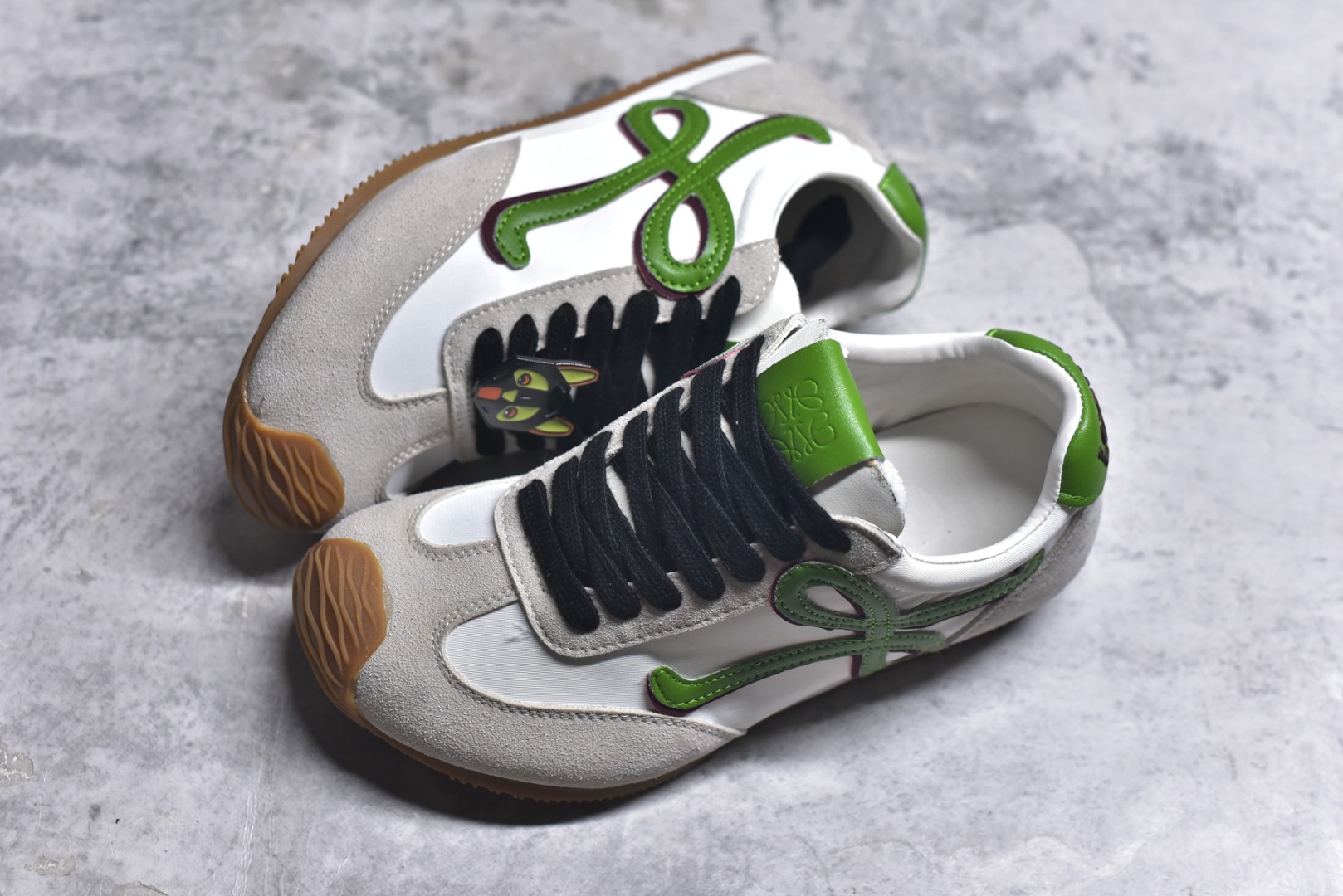 图片[7]-#罗意威Loewe Ballet Runner 2.0 Sneakers 芭蕾舞2.0系列阿甘复古风德训薄底百搭休闲运动鞋 市面最高性价比 实体平台跑量 主打推荐好货 采用反绒牛皮革拼接头层皮饰片鞋面材质鞋身原装高密度防刮尼龙面料,极好柔软效果双层乳胶缓震鞋垫外部搭配轻量EVA缓震组合橡胶防滑片装外底不对称鞋头设计、袜状内部结构，轻盈橡胶外底延伸至鞋头 20 毫米鞋跟，附白色和同色系鞋带侧面饰有 L 徽标，鞋舌饰有压纹 Anagram 后跟标签饰有注塑橡胶 LOEWE 标志升级原楦型开发纸版全手工拉帮工艺成型 尺码：35 36 37 38 39 40 41 42 43 44 45-选品中心