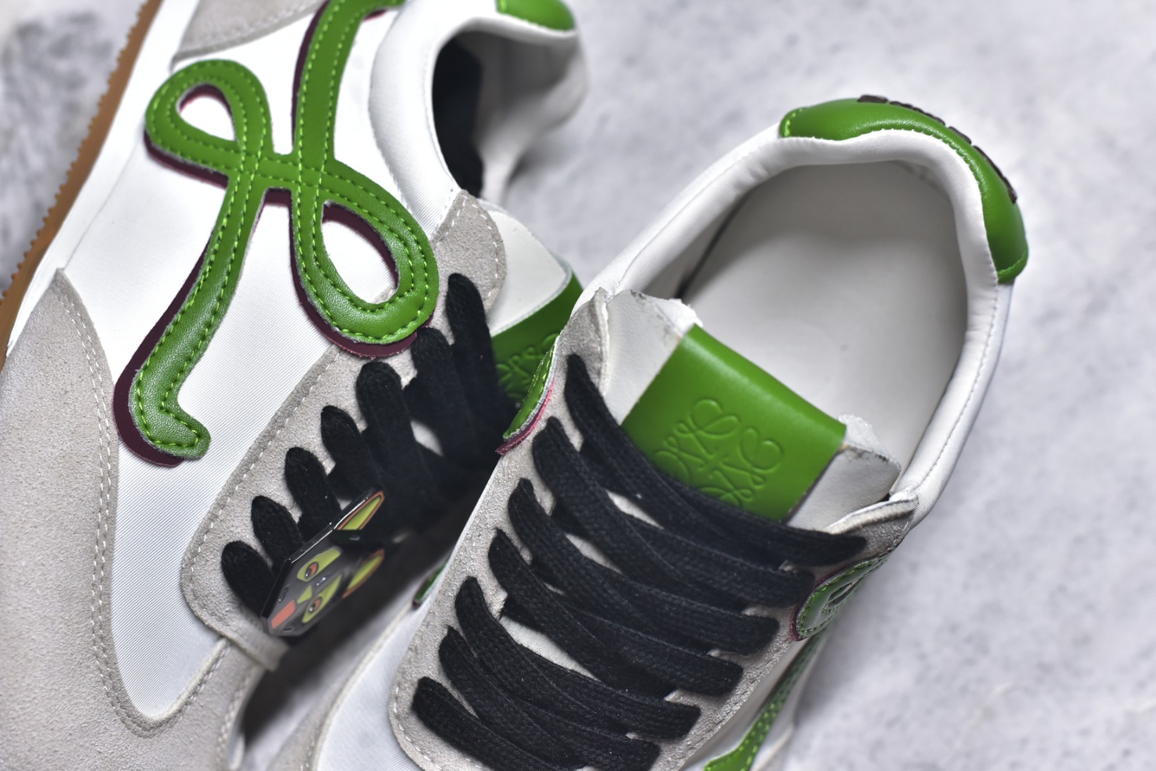 图片[9]-#罗意威Loewe Ballet Runner 2.0 Sneakers 芭蕾舞2.0系列阿甘复古风德训薄底百搭休闲运动鞋 市面最高性价比 实体平台跑量 主打推荐好货 采用反绒牛皮革拼接头层皮饰片鞋面材质鞋身原装高密度防刮尼龙面料,极好柔软效果双层乳胶缓震鞋垫外部搭配轻量EVA缓震组合橡胶防滑片装外底不对称鞋头设计、袜状内部结构，轻盈橡胶外底延伸至鞋头 20 毫米鞋跟，附白色和同色系鞋带侧面饰有 L 徽标，鞋舌饰有压纹 Anagram 后跟标签饰有注塑橡胶 LOEWE 标志升级原楦型开发纸版全手工拉帮工艺成型 尺码：35 36 37 38 39 40 41 42 43 44 45-选品中心