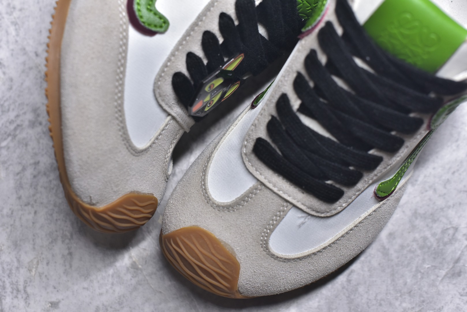 图片[8]-#罗意威Loewe Ballet Runner 2.0 Sneakers 芭蕾舞2.0系列阿甘复古风德训薄底百搭休闲运动鞋 市面最高性价比 实体平台跑量 主打推荐好货 采用反绒牛皮革拼接头层皮饰片鞋面材质鞋身原装高密度防刮尼龙面料,极好柔软效果双层乳胶缓震鞋垫外部搭配轻量EVA缓震组合橡胶防滑片装外底不对称鞋头设计、袜状内部结构，轻盈橡胶外底延伸至鞋头 20 毫米鞋跟，附白色和同色系鞋带侧面饰有 L 徽标，鞋舌饰有压纹 Anagram 后跟标签饰有注塑橡胶 LOEWE 标志升级原楦型开发纸版全手工拉帮工艺成型 尺码：35 36 37 38 39 40 41 42 43 44 45-选品中心