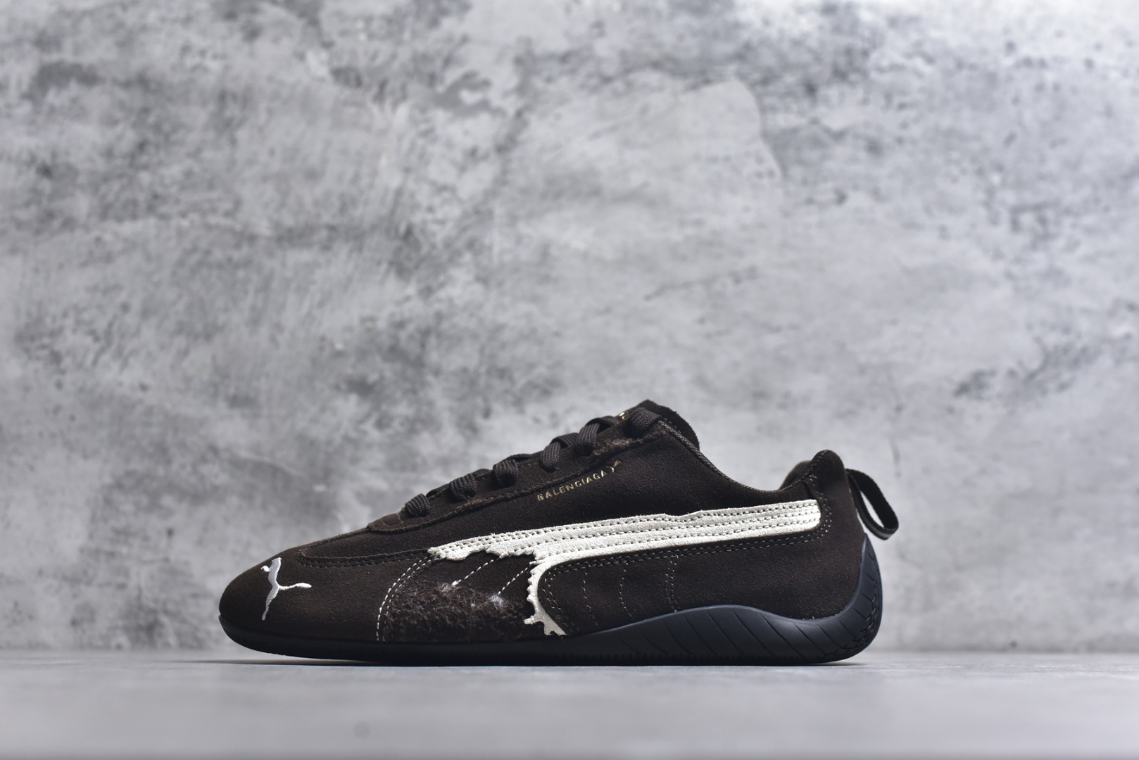 #巴黎世家联名款Balenciaga The Open Product x Puma Speedcat 极速赛车系列彪马低帮生活休闲鞋 最高纯原版出货 1：1原材料 还原度顶级 原装档案原数据纸版楦型 原厂固色翻毛皮鞋面材质 二次成型\'猛帮\'成型工艺 正确做旧鞋面 全球知名运动品牌PUMA宝马赛车系列，融合了宝马车队的标志性配色，以趣味十足又前卫复古的设计引领潮流，将赛道精神融入街头时尚，开启前卫竞速之旅。自1978年巴伐利亚车队走上世界舞台，宝马赛车就在全球汽车制造和赛车运动领域留下了浓墨重彩的一笔。全新的两款BMW MMS Roma与BMW MMS Speedboat鞋款，均从宝马车型中汲取灵感。以黑或白为底色，融入经典配色，主打前卫复古风。Roma鞋款的鞋侧以复古的流线造型，缀以宝马经典Logo，巧妙吸睛；而Speedcat鞋款以亮眼三色条纹元素缀以舒适鞋面，赋予了独特的个性美学，演绎赛车的无尽能量 货号 406519-05 尺码：35.5-45-选品中心