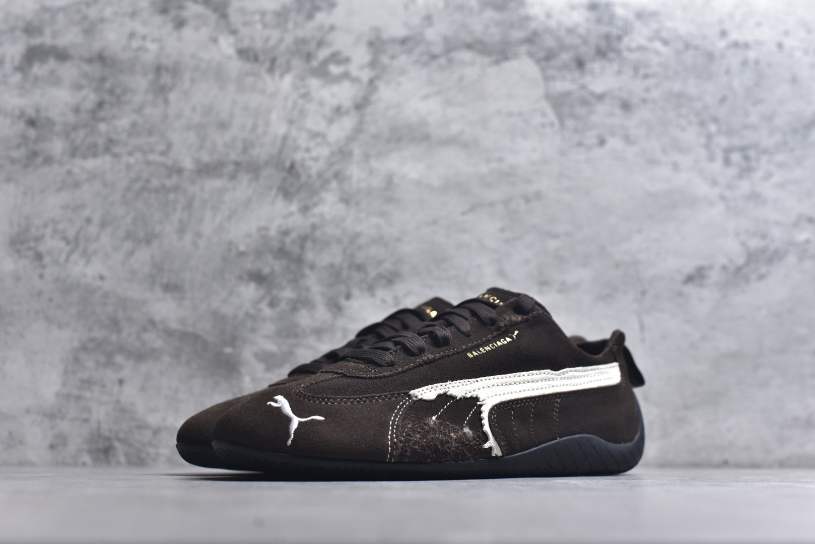 图片[2]-#巴黎世家联名款Balenciaga The Open Product x Puma Speedcat 极速赛车系列彪马低帮生活休闲鞋 最高纯原版出货 1：1原材料 还原度顶级 原装档案原数据纸版楦型 原厂固色翻毛皮鞋面材质 二次成型\’猛帮\’成型工艺 正确做旧鞋面 全球知名运动品牌PUMA宝马赛车系列，融合了宝马车队的标志性配色，以趣味十足又前卫复古的设计引领潮流，将赛道精神融入街头时尚，开启前卫竞速之旅。自1978年巴伐利亚车队走上世界舞台，宝马赛车就在全球汽车制造和赛车运动领域留下了浓墨重彩的一笔。全新的两款BMW MMS Roma与BMW MMS Speedboat鞋款，均从宝马车型中汲取灵感。以黑或白为底色，融入经典配色，主打前卫复古风。Roma鞋款的鞋侧以复古的流线造型，缀以宝马经典Logo，巧妙吸睛；而Speedcat鞋款以亮眼三色条纹元素缀以舒适鞋面，赋予了独特的个性美学，演绎赛车的无尽能量 货号 406519-05 尺码：35.5-45-选品中心