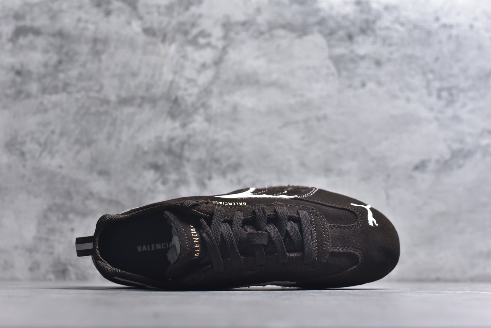 图片[4]-#巴黎世家联名款Balenciaga The Open Product x Puma Speedcat 极速赛车系列彪马低帮生活休闲鞋 最高纯原版出货 1：1原材料 还原度顶级 原装档案原数据纸版楦型 原厂固色翻毛皮鞋面材质 二次成型\’猛帮\’成型工艺 正确做旧鞋面 全球知名运动品牌PUMA宝马赛车系列，融合了宝马车队的标志性配色，以趣味十足又前卫复古的设计引领潮流，将赛道精神融入街头时尚，开启前卫竞速之旅。自1978年巴伐利亚车队走上世界舞台，宝马赛车就在全球汽车制造和赛车运动领域留下了浓墨重彩的一笔。全新的两款BMW MMS Roma与BMW MMS Speedboat鞋款，均从宝马车型中汲取灵感。以黑或白为底色，融入经典配色，主打前卫复古风。Roma鞋款的鞋侧以复古的流线造型，缀以宝马经典Logo，巧妙吸睛；而Speedcat鞋款以亮眼三色条纹元素缀以舒适鞋面，赋予了独特的个性美学，演绎赛车的无尽能量 货号 406519-05 尺码：35.5-45-选品中心