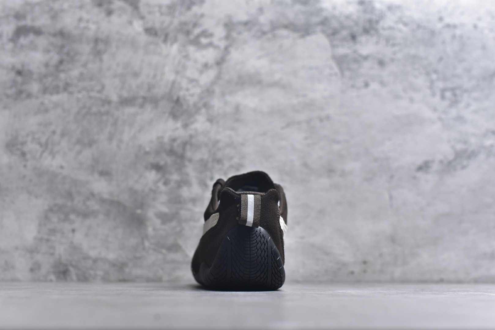 图片[5]-#巴黎世家联名款Balenciaga The Open Product x Puma Speedcat 极速赛车系列彪马低帮生活休闲鞋 最高纯原版出货 1：1原材料 还原度顶级 原装档案原数据纸版楦型 原厂固色翻毛皮鞋面材质 二次成型\’猛帮\’成型工艺 正确做旧鞋面 全球知名运动品牌PUMA宝马赛车系列，融合了宝马车队的标志性配色，以趣味十足又前卫复古的设计引领潮流，将赛道精神融入街头时尚，开启前卫竞速之旅。自1978年巴伐利亚车队走上世界舞台，宝马赛车就在全球汽车制造和赛车运动领域留下了浓墨重彩的一笔。全新的两款BMW MMS Roma与BMW MMS Speedboat鞋款，均从宝马车型中汲取灵感。以黑或白为底色，融入经典配色，主打前卫复古风。Roma鞋款的鞋侧以复古的流线造型，缀以宝马经典Logo，巧妙吸睛；而Speedcat鞋款以亮眼三色条纹元素缀以舒适鞋面，赋予了独特的个性美学，演绎赛车的无尽能量 货号 406519-05 尺码：35.5-45-选品中心