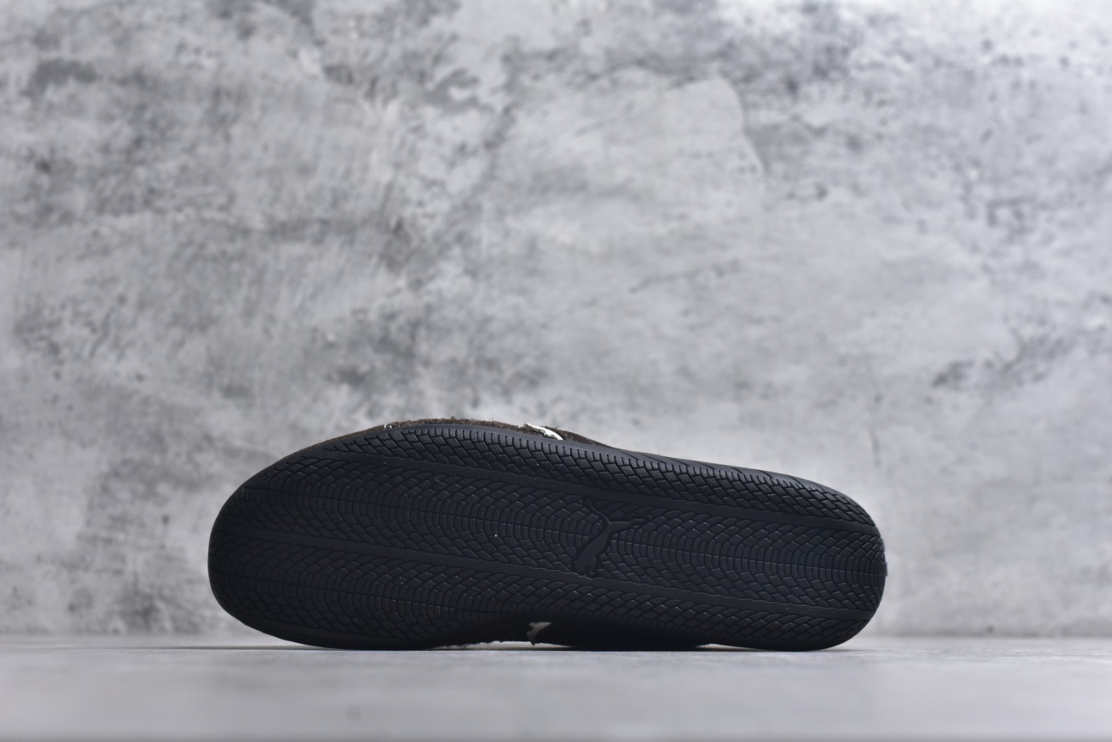 图片[6]-#巴黎世家联名款Balenciaga The Open Product x Puma Speedcat 极速赛车系列彪马低帮生活休闲鞋 最高纯原版出货 1：1原材料 还原度顶级 原装档案原数据纸版楦型 原厂固色翻毛皮鞋面材质 二次成型\’猛帮\’成型工艺 正确做旧鞋面 全球知名运动品牌PUMA宝马赛车系列，融合了宝马车队的标志性配色，以趣味十足又前卫复古的设计引领潮流，将赛道精神融入街头时尚，开启前卫竞速之旅。自1978年巴伐利亚车队走上世界舞台，宝马赛车就在全球汽车制造和赛车运动领域留下了浓墨重彩的一笔。全新的两款BMW MMS Roma与BMW MMS Speedboat鞋款，均从宝马车型中汲取灵感。以黑或白为底色，融入经典配色，主打前卫复古风。Roma鞋款的鞋侧以复古的流线造型，缀以宝马经典Logo，巧妙吸睛；而Speedcat鞋款以亮眼三色条纹元素缀以舒适鞋面，赋予了独特的个性美学，演绎赛车的无尽能量 货号 406519-05 尺码：35.5-45-选品中心