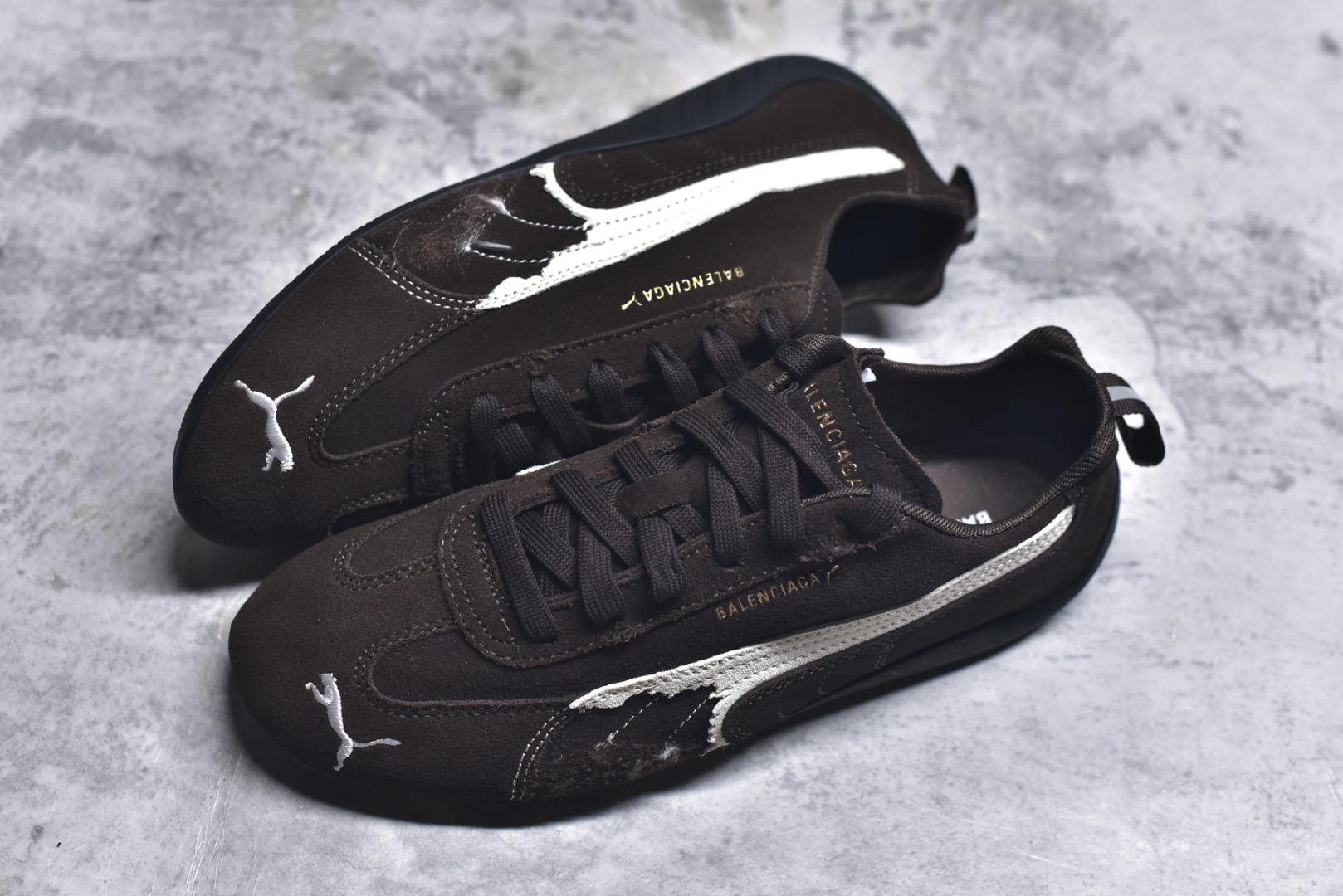 图片[7]-#巴黎世家联名款Balenciaga The Open Product x Puma Speedcat 极速赛车系列彪马低帮生活休闲鞋 最高纯原版出货 1：1原材料 还原度顶级 原装档案原数据纸版楦型 原厂固色翻毛皮鞋面材质 二次成型\’猛帮\’成型工艺 正确做旧鞋面 全球知名运动品牌PUMA宝马赛车系列，融合了宝马车队的标志性配色，以趣味十足又前卫复古的设计引领潮流，将赛道精神融入街头时尚，开启前卫竞速之旅。自1978年巴伐利亚车队走上世界舞台，宝马赛车就在全球汽车制造和赛车运动领域留下了浓墨重彩的一笔。全新的两款BMW MMS Roma与BMW MMS Speedboat鞋款，均从宝马车型中汲取灵感。以黑或白为底色，融入经典配色，主打前卫复古风。Roma鞋款的鞋侧以复古的流线造型，缀以宝马经典Logo，巧妙吸睛；而Speedcat鞋款以亮眼三色条纹元素缀以舒适鞋面，赋予了独特的个性美学，演绎赛车的无尽能量 货号 406519-05 尺码：35.5-45-选品中心