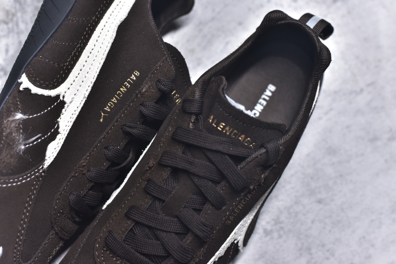 图片[9]-#巴黎世家联名款Balenciaga The Open Product x Puma Speedcat 极速赛车系列彪马低帮生活休闲鞋 最高纯原版出货 1：1原材料 还原度顶级 原装档案原数据纸版楦型 原厂固色翻毛皮鞋面材质 二次成型\’猛帮\’成型工艺 正确做旧鞋面 全球知名运动品牌PUMA宝马赛车系列，融合了宝马车队的标志性配色，以趣味十足又前卫复古的设计引领潮流，将赛道精神融入街头时尚，开启前卫竞速之旅。自1978年巴伐利亚车队走上世界舞台，宝马赛车就在全球汽车制造和赛车运动领域留下了浓墨重彩的一笔。全新的两款BMW MMS Roma与BMW MMS Speedboat鞋款，均从宝马车型中汲取灵感。以黑或白为底色，融入经典配色，主打前卫复古风。Roma鞋款的鞋侧以复古的流线造型，缀以宝马经典Logo，巧妙吸睛；而Speedcat鞋款以亮眼三色条纹元素缀以舒适鞋面，赋予了独特的个性美学，演绎赛车的无尽能量 货号 406519-05 尺码：35.5-45-选品中心