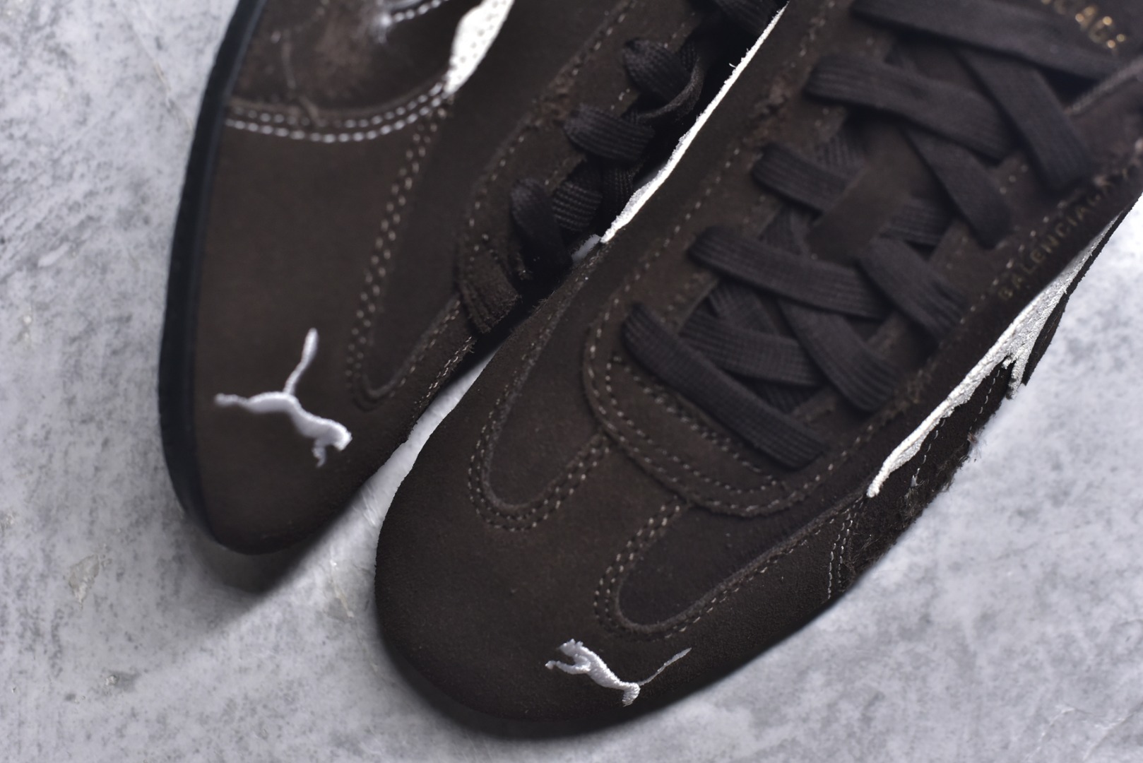 图片[8]-#巴黎世家联名款Balenciaga The Open Product x Puma Speedcat 极速赛车系列彪马低帮生活休闲鞋 最高纯原版出货 1：1原材料 还原度顶级 原装档案原数据纸版楦型 原厂固色翻毛皮鞋面材质 二次成型\’猛帮\’成型工艺 正确做旧鞋面 全球知名运动品牌PUMA宝马赛车系列，融合了宝马车队的标志性配色，以趣味十足又前卫复古的设计引领潮流，将赛道精神融入街头时尚，开启前卫竞速之旅。自1978年巴伐利亚车队走上世界舞台，宝马赛车就在全球汽车制造和赛车运动领域留下了浓墨重彩的一笔。全新的两款BMW MMS Roma与BMW MMS Speedboat鞋款，均从宝马车型中汲取灵感。以黑或白为底色，融入经典配色，主打前卫复古风。Roma鞋款的鞋侧以复古的流线造型，缀以宝马经典Logo，巧妙吸睛；而Speedcat鞋款以亮眼三色条纹元素缀以舒适鞋面，赋予了独特的个性美学，演绎赛车的无尽能量 货号 406519-05 尺码：35.5-45-选品中心