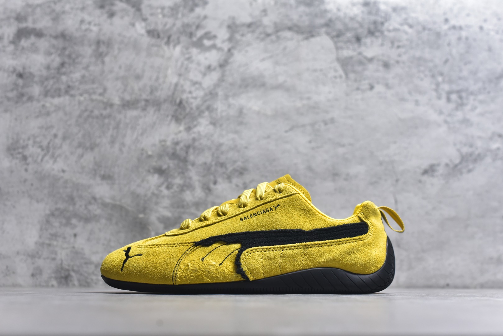 #巴黎世家联名款Balenciaga The Open Product x Puma Speedcat 极速赛车系列彪马低帮生活休闲鞋 最高纯原版出货 1：1原材料 还原度顶级 原装档案原数据纸版楦型 原厂固色翻毛皮鞋面材质 二次成型\'猛帮\'成型工艺 正确做旧鞋面 全球知名运动品牌PUMA宝马赛车系列，融合了宝马车队的标志性配色，以趣味十足又前卫复古的设计引领潮流，将赛道精神融入街头时尚，开启前卫竞速之旅。自1978年巴伐利亚车队走上世界舞台，宝马赛车就在全球汽车制造和赛车运动领域留下了浓墨重彩的一笔。全新的两款BMW MMS Roma与BMW MMS Speedboat鞋款，均从宝马车型中汲取灵感。以黑或白为底色，融入经典配色，主打前卫复古风。Roma鞋款的鞋侧以复古的流线造型，缀以宝马经典Logo，巧妙吸睛；而Speedcat鞋款以亮眼三色条纹元素缀以舒适鞋面，赋予了独特的个性美学，演绎赛车的无尽能量 货号： 847146WSDSD7010 尺码：35.5-45-选品中心