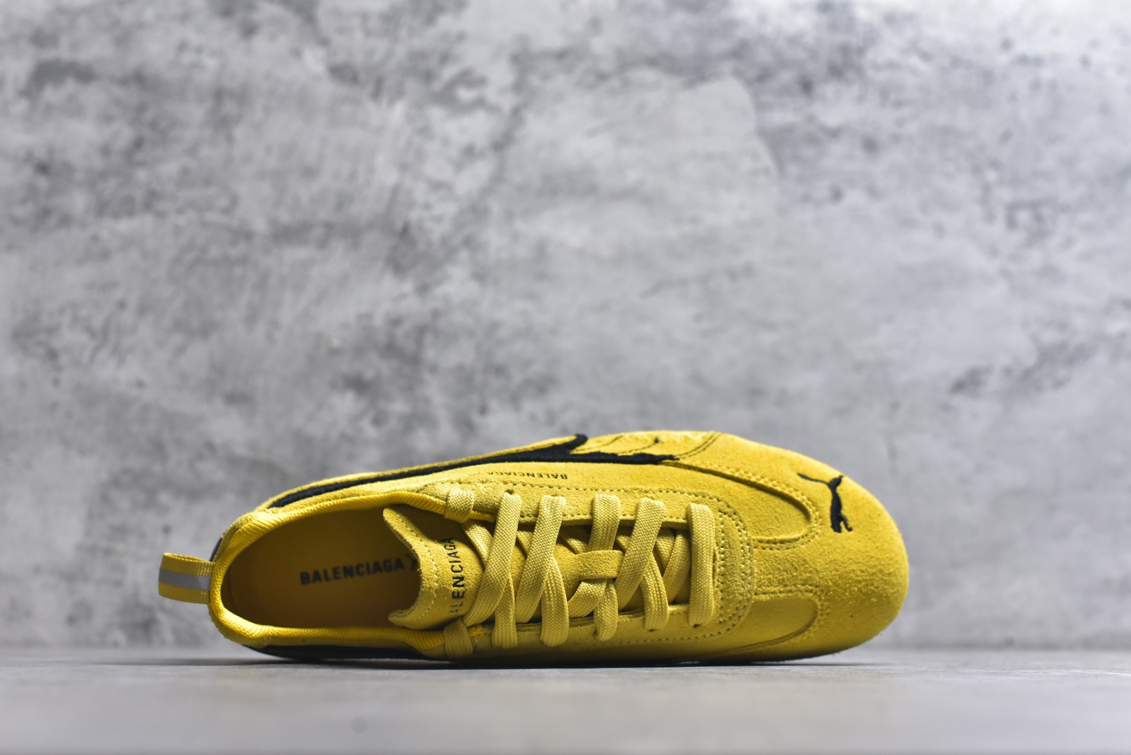 图片[4]-#巴黎世家联名款Balenciaga The Open Product x Puma Speedcat 极速赛车系列彪马低帮生活休闲鞋 最高纯原版出货 1：1原材料 还原度顶级 原装档案原数据纸版楦型 原厂固色翻毛皮鞋面材质 二次成型\’猛帮\’成型工艺 正确做旧鞋面 全球知名运动品牌PUMA宝马赛车系列，融合了宝马车队的标志性配色，以趣味十足又前卫复古的设计引领潮流，将赛道精神融入街头时尚，开启前卫竞速之旅。自1978年巴伐利亚车队走上世界舞台，宝马赛车就在全球汽车制造和赛车运动领域留下了浓墨重彩的一笔。全新的两款BMW MMS Roma与BMW MMS Speedboat鞋款，均从宝马车型中汲取灵感。以黑或白为底色，融入经典配色，主打前卫复古风。Roma鞋款的鞋侧以复古的流线造型，缀以宝马经典Logo，巧妙吸睛；而Speedcat鞋款以亮眼三色条纹元素缀以舒适鞋面，赋予了独特的个性美学，演绎赛车的无尽能量 货号： 847146WSDSD7010 尺码：35.5-45-选品中心