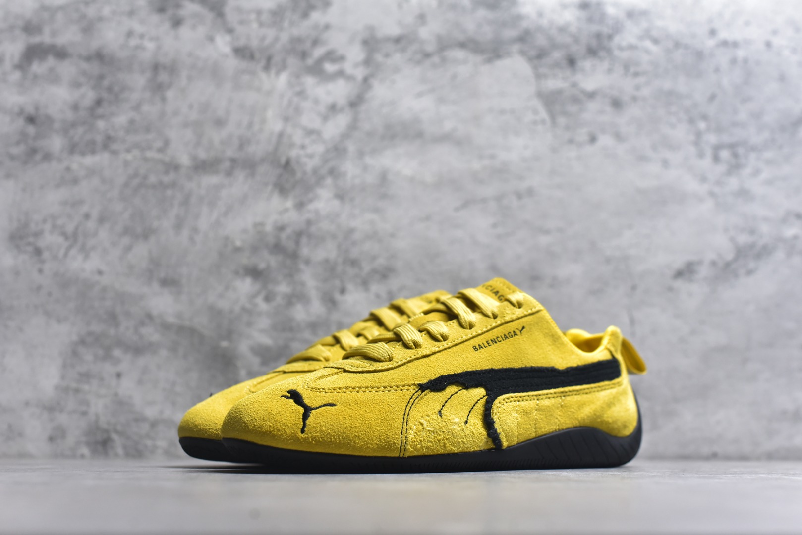 图片[2]-#巴黎世家联名款Balenciaga The Open Product x Puma Speedcat 极速赛车系列彪马低帮生活休闲鞋 最高纯原版出货 1：1原材料 还原度顶级 原装档案原数据纸版楦型 原厂固色翻毛皮鞋面材质 二次成型\’猛帮\’成型工艺 正确做旧鞋面 全球知名运动品牌PUMA宝马赛车系列，融合了宝马车队的标志性配色，以趣味十足又前卫复古的设计引领潮流，将赛道精神融入街头时尚，开启前卫竞速之旅。自1978年巴伐利亚车队走上世界舞台，宝马赛车就在全球汽车制造和赛车运动领域留下了浓墨重彩的一笔。全新的两款BMW MMS Roma与BMW MMS Speedboat鞋款，均从宝马车型中汲取灵感。以黑或白为底色，融入经典配色，主打前卫复古风。Roma鞋款的鞋侧以复古的流线造型，缀以宝马经典Logo，巧妙吸睛；而Speedcat鞋款以亮眼三色条纹元素缀以舒适鞋面，赋予了独特的个性美学，演绎赛车的无尽能量 货号： 847146WSDSD7010 尺码：35.5-45-选品中心