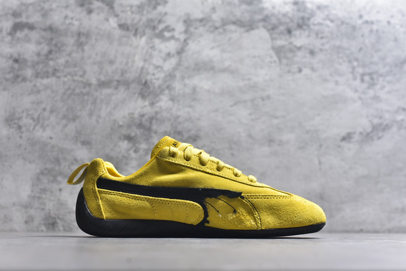 图片[3]-#巴黎世家联名款Balenciaga The Open Product x Puma Speedcat 极速赛车系列彪马低帮生活休闲鞋 最高纯原版出货 1：1原材料 还原度顶级 原装档案原数据纸版楦型 原厂固色翻毛皮鞋面材质 二次成型\’猛帮\’成型工艺 正确做旧鞋面 全球知名运动品牌PUMA宝马赛车系列，融合了宝马车队的标志性配色，以趣味十足又前卫复古的设计引领潮流，将赛道精神融入街头时尚，开启前卫竞速之旅。自1978年巴伐利亚车队走上世界舞台，宝马赛车就在全球汽车制造和赛车运动领域留下了浓墨重彩的一笔。全新的两款BMW MMS Roma与BMW MMS Speedboat鞋款，均从宝马车型中汲取灵感。以黑或白为底色，融入经典配色，主打前卫复古风。Roma鞋款的鞋侧以复古的流线造型，缀以宝马经典Logo，巧妙吸睛；而Speedcat鞋款以亮眼三色条纹元素缀以舒适鞋面，赋予了独特的个性美学，演绎赛车的无尽能量 货号： 847146WSDSD7010 尺码：35.5-45-选品中心
