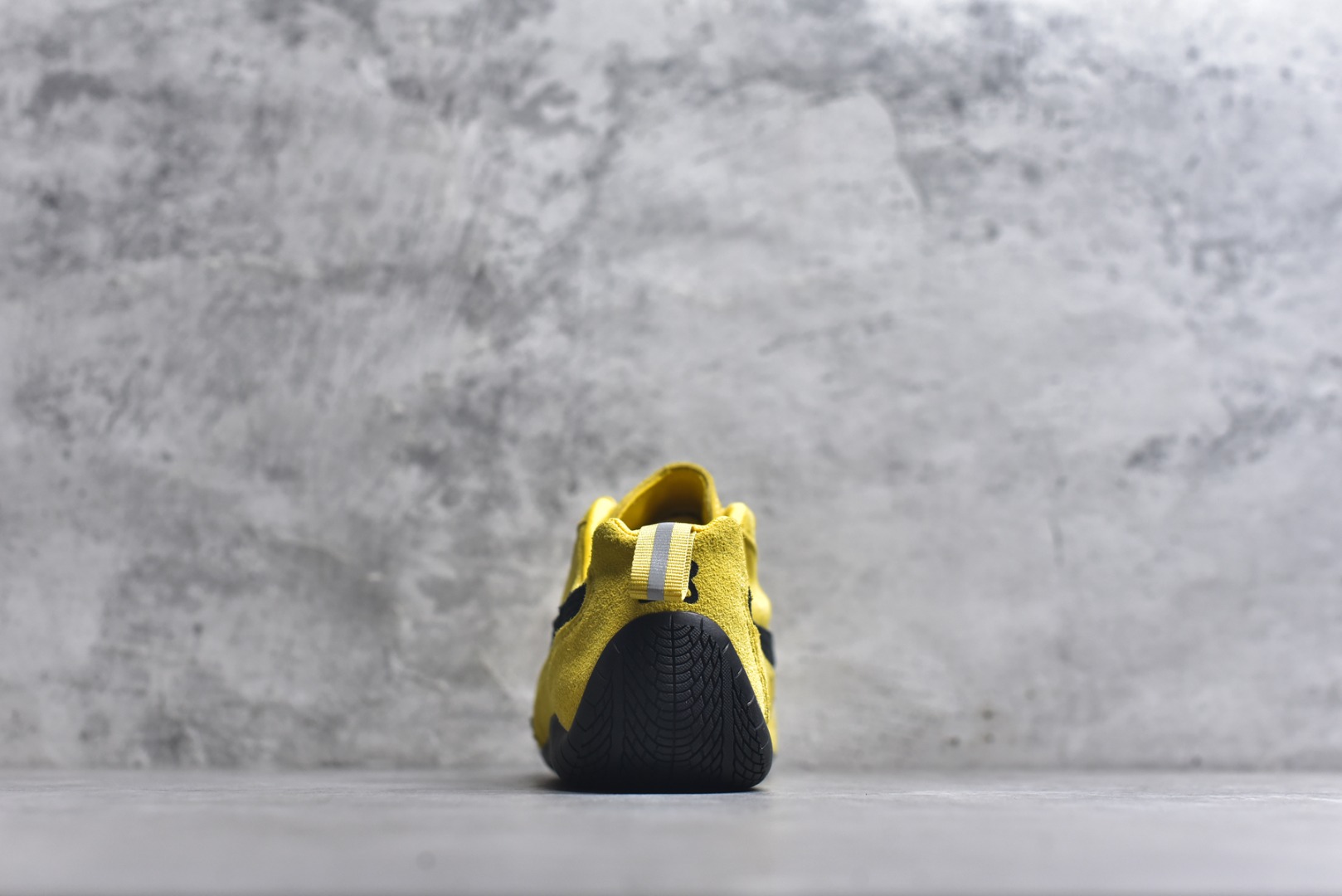 图片[5]-#巴黎世家联名款Balenciaga The Open Product x Puma Speedcat 极速赛车系列彪马低帮生活休闲鞋 最高纯原版出货 1：1原材料 还原度顶级 原装档案原数据纸版楦型 原厂固色翻毛皮鞋面材质 二次成型\’猛帮\’成型工艺 正确做旧鞋面 全球知名运动品牌PUMA宝马赛车系列，融合了宝马车队的标志性配色，以趣味十足又前卫复古的设计引领潮流，将赛道精神融入街头时尚，开启前卫竞速之旅。自1978年巴伐利亚车队走上世界舞台，宝马赛车就在全球汽车制造和赛车运动领域留下了浓墨重彩的一笔。全新的两款BMW MMS Roma与BMW MMS Speedboat鞋款，均从宝马车型中汲取灵感。以黑或白为底色，融入经典配色，主打前卫复古风。Roma鞋款的鞋侧以复古的流线造型，缀以宝马经典Logo，巧妙吸睛；而Speedcat鞋款以亮眼三色条纹元素缀以舒适鞋面，赋予了独特的个性美学，演绎赛车的无尽能量 货号： 847146WSDSD7010 尺码：35.5-45-选品中心