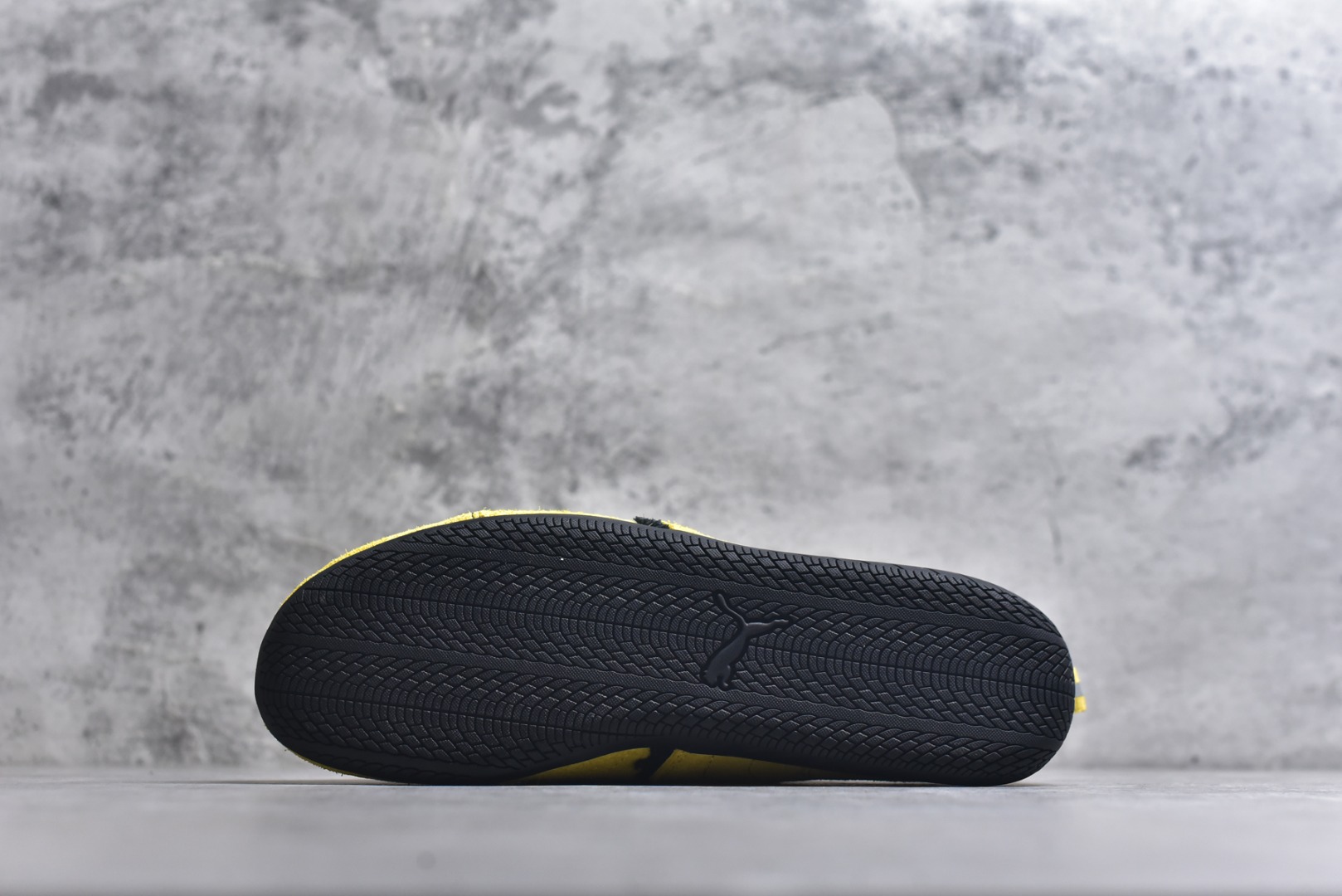 图片[6]-#巴黎世家联名款Balenciaga The Open Product x Puma Speedcat 极速赛车系列彪马低帮生活休闲鞋 最高纯原版出货 1：1原材料 还原度顶级 原装档案原数据纸版楦型 原厂固色翻毛皮鞋面材质 二次成型\’猛帮\’成型工艺 正确做旧鞋面 全球知名运动品牌PUMA宝马赛车系列，融合了宝马车队的标志性配色，以趣味十足又前卫复古的设计引领潮流，将赛道精神融入街头时尚，开启前卫竞速之旅。自1978年巴伐利亚车队走上世界舞台，宝马赛车就在全球汽车制造和赛车运动领域留下了浓墨重彩的一笔。全新的两款BMW MMS Roma与BMW MMS Speedboat鞋款，均从宝马车型中汲取灵感。以黑或白为底色，融入经典配色，主打前卫复古风。Roma鞋款的鞋侧以复古的流线造型，缀以宝马经典Logo，巧妙吸睛；而Speedcat鞋款以亮眼三色条纹元素缀以舒适鞋面，赋予了独特的个性美学，演绎赛车的无尽能量 货号： 847146WSDSD7010 尺码：35.5-45-选品中心