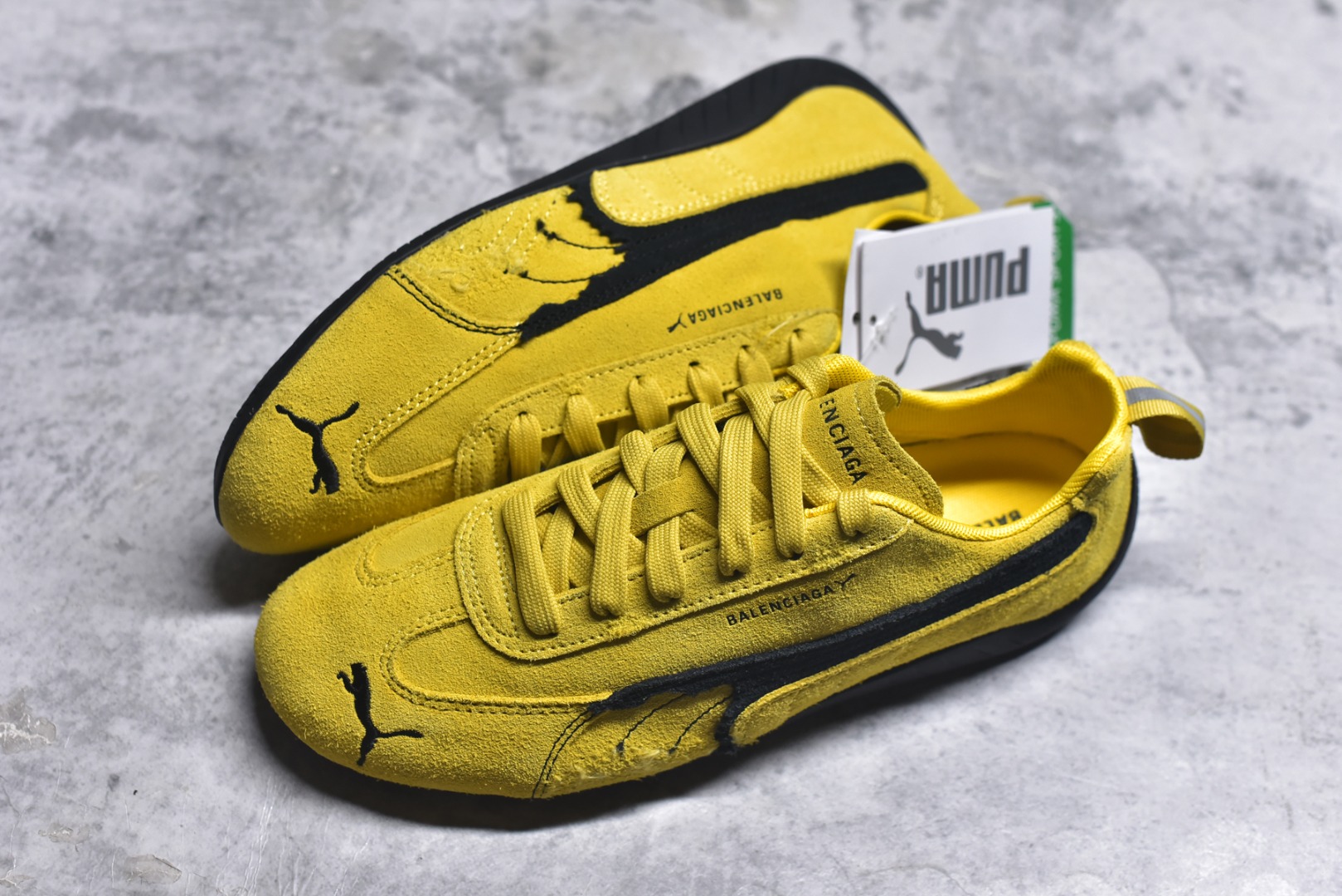 图片[7]-#巴黎世家联名款Balenciaga The Open Product x Puma Speedcat 极速赛车系列彪马低帮生活休闲鞋 最高纯原版出货 1：1原材料 还原度顶级 原装档案原数据纸版楦型 原厂固色翻毛皮鞋面材质 二次成型\’猛帮\’成型工艺 正确做旧鞋面 全球知名运动品牌PUMA宝马赛车系列，融合了宝马车队的标志性配色，以趣味十足又前卫复古的设计引领潮流，将赛道精神融入街头时尚，开启前卫竞速之旅。自1978年巴伐利亚车队走上世界舞台，宝马赛车就在全球汽车制造和赛车运动领域留下了浓墨重彩的一笔。全新的两款BMW MMS Roma与BMW MMS Speedboat鞋款，均从宝马车型中汲取灵感。以黑或白为底色，融入经典配色，主打前卫复古风。Roma鞋款的鞋侧以复古的流线造型，缀以宝马经典Logo，巧妙吸睛；而Speedcat鞋款以亮眼三色条纹元素缀以舒适鞋面，赋予了独特的个性美学，演绎赛车的无尽能量 货号： 847146WSDSD7010 尺码：35.5-45-选品中心