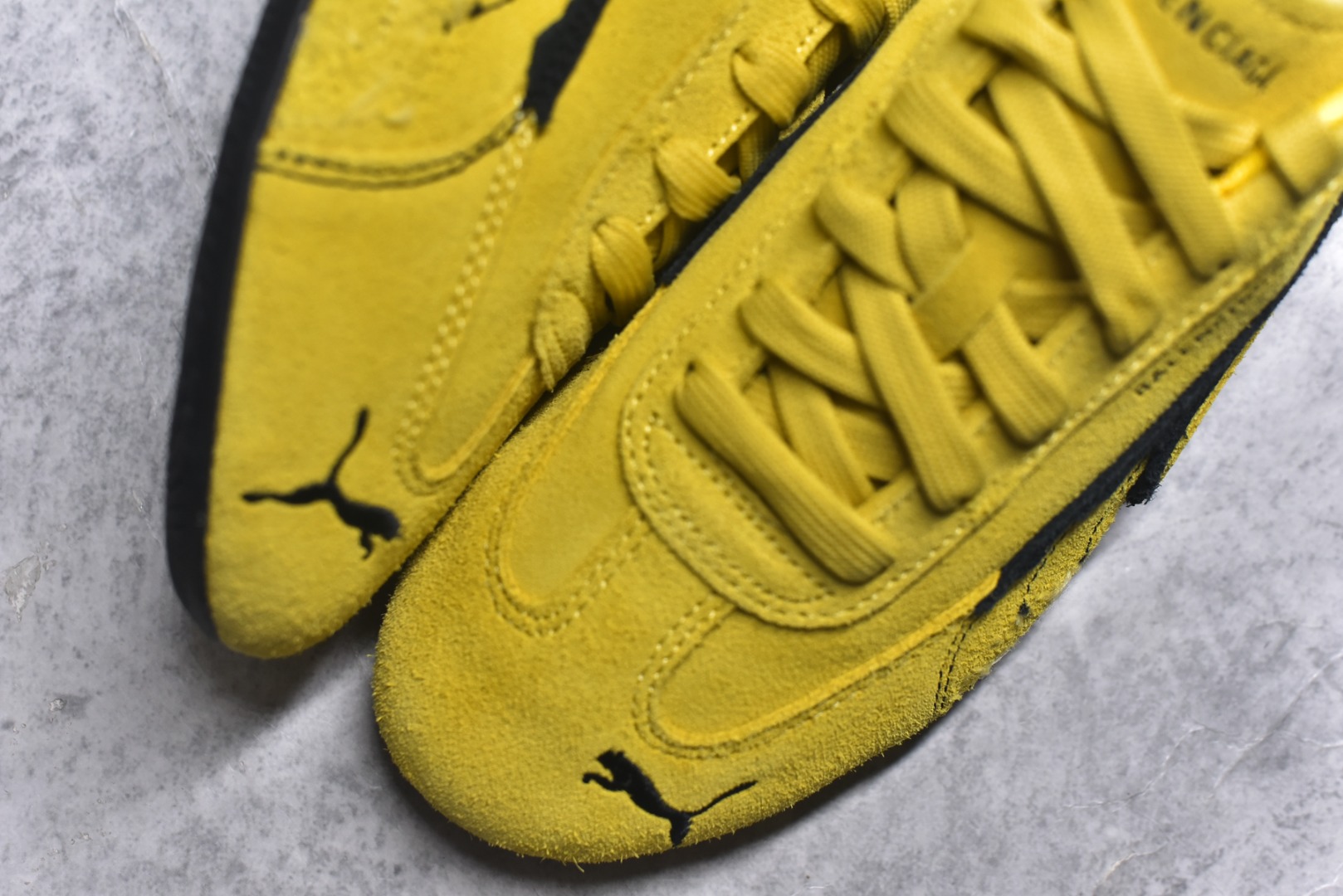 图片[8]-#巴黎世家联名款Balenciaga The Open Product x Puma Speedcat 极速赛车系列彪马低帮生活休闲鞋 最高纯原版出货 1：1原材料 还原度顶级 原装档案原数据纸版楦型 原厂固色翻毛皮鞋面材质 二次成型\’猛帮\’成型工艺 正确做旧鞋面 全球知名运动品牌PUMA宝马赛车系列，融合了宝马车队的标志性配色，以趣味十足又前卫复古的设计引领潮流，将赛道精神融入街头时尚，开启前卫竞速之旅。自1978年巴伐利亚车队走上世界舞台，宝马赛车就在全球汽车制造和赛车运动领域留下了浓墨重彩的一笔。全新的两款BMW MMS Roma与BMW MMS Speedboat鞋款，均从宝马车型中汲取灵感。以黑或白为底色，融入经典配色，主打前卫复古风。Roma鞋款的鞋侧以复古的流线造型，缀以宝马经典Logo，巧妙吸睛；而Speedcat鞋款以亮眼三色条纹元素缀以舒适鞋面，赋予了独特的个性美学，演绎赛车的无尽能量 货号： 847146WSDSD7010 尺码：35.5-45-选品中心