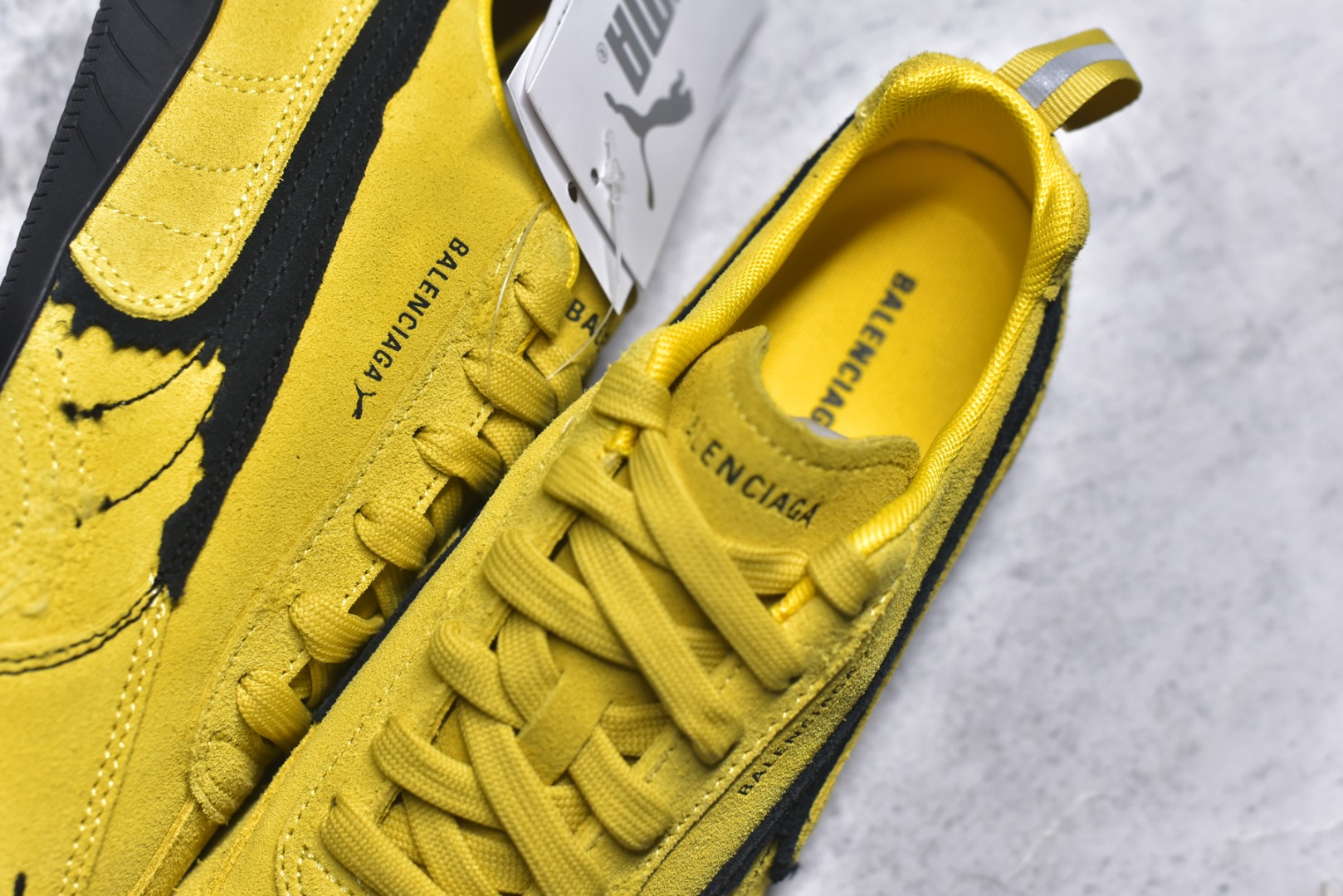 图片[9]-#巴黎世家联名款Balenciaga The Open Product x Puma Speedcat 极速赛车系列彪马低帮生活休闲鞋 最高纯原版出货 1：1原材料 还原度顶级 原装档案原数据纸版楦型 原厂固色翻毛皮鞋面材质 二次成型\’猛帮\’成型工艺 正确做旧鞋面 全球知名运动品牌PUMA宝马赛车系列，融合了宝马车队的标志性配色，以趣味十足又前卫复古的设计引领潮流，将赛道精神融入街头时尚，开启前卫竞速之旅。自1978年巴伐利亚车队走上世界舞台，宝马赛车就在全球汽车制造和赛车运动领域留下了浓墨重彩的一笔。全新的两款BMW MMS Roma与BMW MMS Speedboat鞋款，均从宝马车型中汲取灵感。以黑或白为底色，融入经典配色，主打前卫复古风。Roma鞋款的鞋侧以复古的流线造型，缀以宝马经典Logo，巧妙吸睛；而Speedcat鞋款以亮眼三色条纹元素缀以舒适鞋面，赋予了独特的个性美学，演绎赛车的无尽能量 货号： 847146WSDSD7010 尺码：35.5-45-选品中心