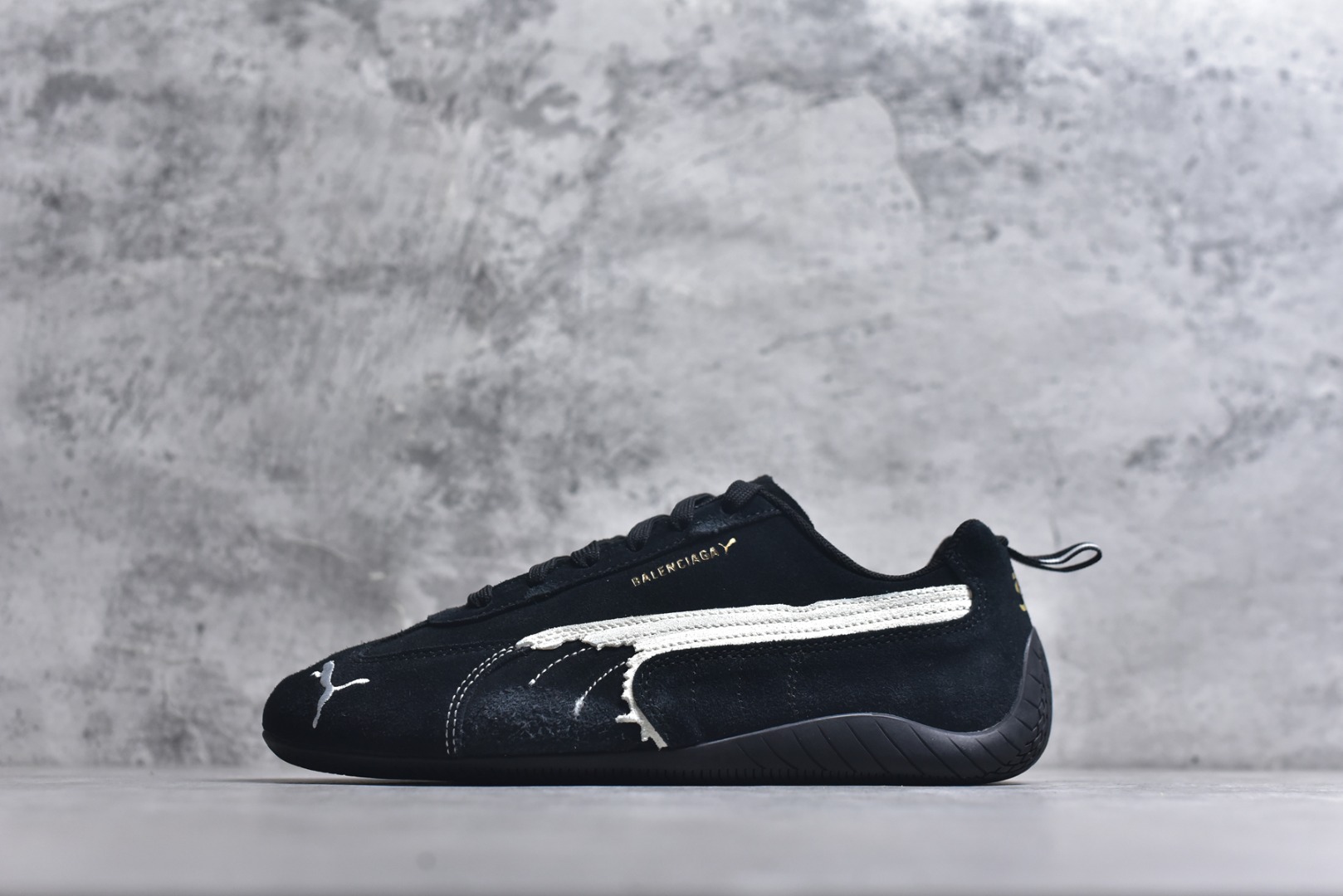 #巴黎世家联名款Balenciaga The Open Product x Puma Speedcat 极速赛车系列彪马低帮生活休闲鞋 最高纯原版出货 1：1原材料 还原度顶级 原装档案原数据纸版楦型 原厂固色翻毛皮鞋面材质 二次成型\'猛帮\'成型工艺 正确做旧鞋面 全球知名运动品牌PUMA宝马赛车系列，融合了宝马车队的标志性配色，以趣味十足又前卫复古的设计引领潮流，将赛道精神融入街头时尚，开启前卫竞速之旅。自1978年巴伐利亚车队走上世界舞台，宝马赛车就在全球汽车制造和赛车运动领域留下了浓墨重彩的一笔。全新的两款BMW MMS Roma与BMW MMS Speedboat鞋款，均从宝马车型中汲取灵感。以黑或白为底色，融入经典配色，主打前卫复古风。Roma鞋款的鞋侧以复古的流线造型，缀以宝马经典Logo，巧妙吸睛；而Speedcat鞋款以亮眼三色条纹元素缀以舒适鞋面，赋予了独特的个性美学，演绎赛车的无尽能量 货号： 847146WSDSD1090 尺码：35.5-45-选品中心