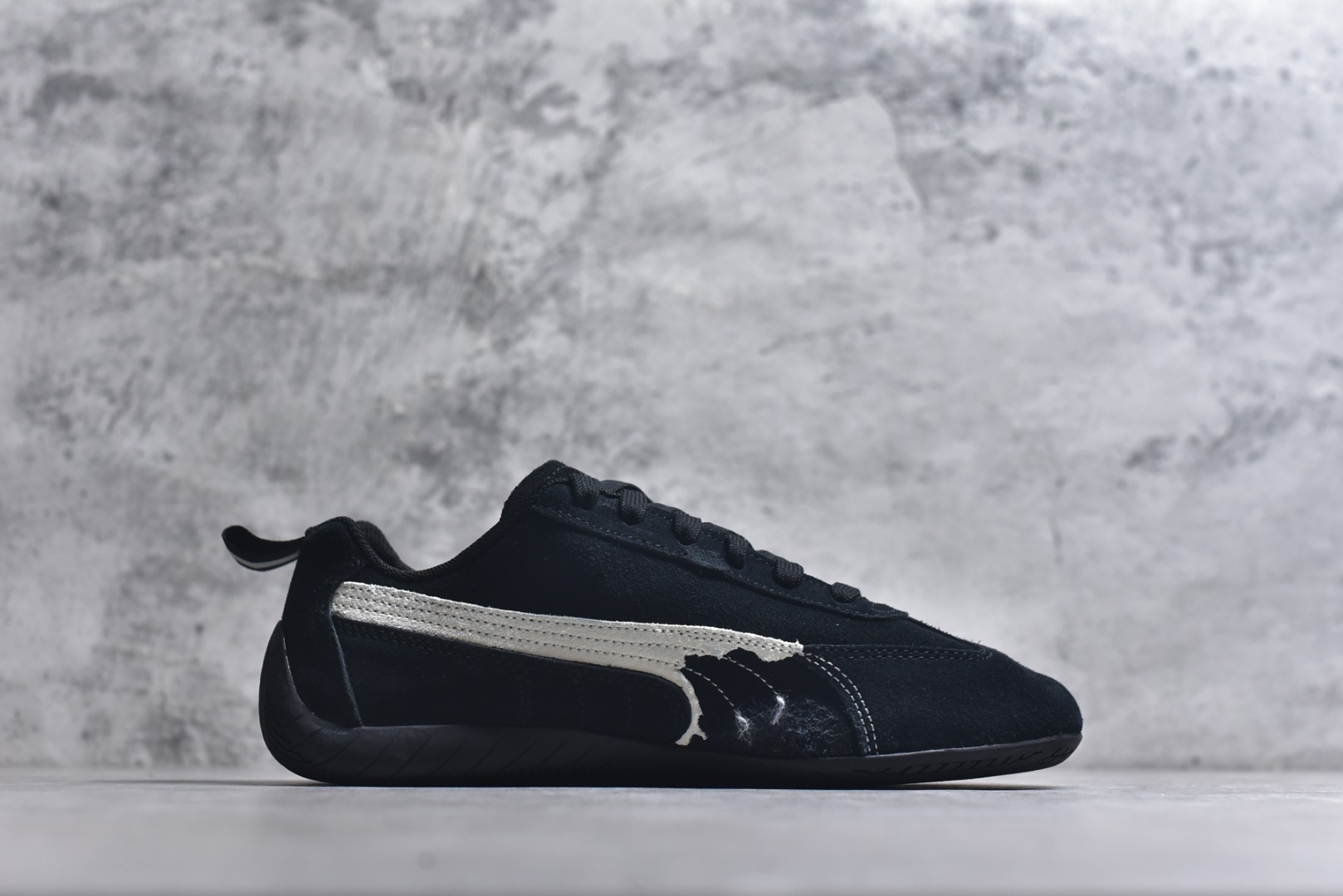 图片[3]-#巴黎世家联名款Balenciaga The Open Product x Puma Speedcat 极速赛车系列彪马低帮生活休闲鞋 最高纯原版出货 1：1原材料 还原度顶级 原装档案原数据纸版楦型 原厂固色翻毛皮鞋面材质 二次成型\’猛帮\’成型工艺 正确做旧鞋面 全球知名运动品牌PUMA宝马赛车系列，融合了宝马车队的标志性配色，以趣味十足又前卫复古的设计引领潮流，将赛道精神融入街头时尚，开启前卫竞速之旅。自1978年巴伐利亚车队走上世界舞台，宝马赛车就在全球汽车制造和赛车运动领域留下了浓墨重彩的一笔。全新的两款BMW MMS Roma与BMW MMS Speedboat鞋款，均从宝马车型中汲取灵感。以黑或白为底色，融入经典配色，主打前卫复古风。Roma鞋款的鞋侧以复古的流线造型，缀以宝马经典Logo，巧妙吸睛；而Speedcat鞋款以亮眼三色条纹元素缀以舒适鞋面，赋予了独特的个性美学，演绎赛车的无尽能量 货号： 847146WSDSD1090 尺码：35.5-45-选品中心