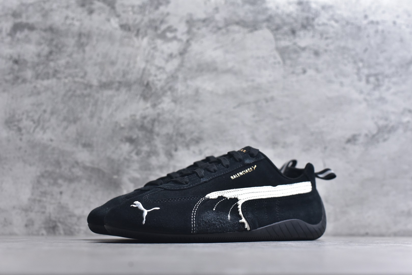 图片[2]-#巴黎世家联名款Balenciaga The Open Product x Puma Speedcat 极速赛车系列彪马低帮生活休闲鞋 最高纯原版出货 1：1原材料 还原度顶级 原装档案原数据纸版楦型 原厂固色翻毛皮鞋面材质 二次成型\’猛帮\’成型工艺 正确做旧鞋面 全球知名运动品牌PUMA宝马赛车系列，融合了宝马车队的标志性配色，以趣味十足又前卫复古的设计引领潮流，将赛道精神融入街头时尚，开启前卫竞速之旅。自1978年巴伐利亚车队走上世界舞台，宝马赛车就在全球汽车制造和赛车运动领域留下了浓墨重彩的一笔。全新的两款BMW MMS Roma与BMW MMS Speedboat鞋款，均从宝马车型中汲取灵感。以黑或白为底色，融入经典配色，主打前卫复古风。Roma鞋款的鞋侧以复古的流线造型，缀以宝马经典Logo，巧妙吸睛；而Speedcat鞋款以亮眼三色条纹元素缀以舒适鞋面，赋予了独特的个性美学，演绎赛车的无尽能量 货号： 847146WSDSD1090 尺码：35.5-45-选品中心