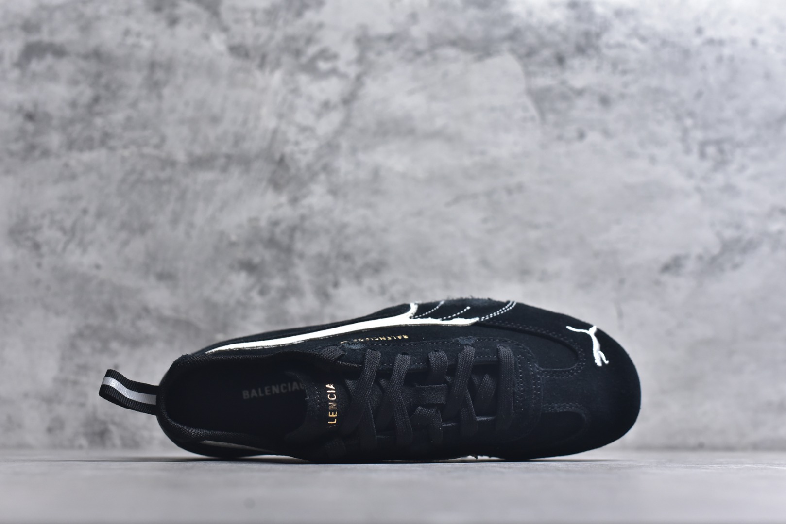 图片[4]-#巴黎世家联名款Balenciaga The Open Product x Puma Speedcat 极速赛车系列彪马低帮生活休闲鞋 最高纯原版出货 1：1原材料 还原度顶级 原装档案原数据纸版楦型 原厂固色翻毛皮鞋面材质 二次成型\’猛帮\’成型工艺 正确做旧鞋面 全球知名运动品牌PUMA宝马赛车系列，融合了宝马车队的标志性配色，以趣味十足又前卫复古的设计引领潮流，将赛道精神融入街头时尚，开启前卫竞速之旅。自1978年巴伐利亚车队走上世界舞台，宝马赛车就在全球汽车制造和赛车运动领域留下了浓墨重彩的一笔。全新的两款BMW MMS Roma与BMW MMS Speedboat鞋款，均从宝马车型中汲取灵感。以黑或白为底色，融入经典配色，主打前卫复古风。Roma鞋款的鞋侧以复古的流线造型，缀以宝马经典Logo，巧妙吸睛；而Speedcat鞋款以亮眼三色条纹元素缀以舒适鞋面，赋予了独特的个性美学，演绎赛车的无尽能量 货号： 847146WSDSD1090 尺码：35.5-45-选品中心