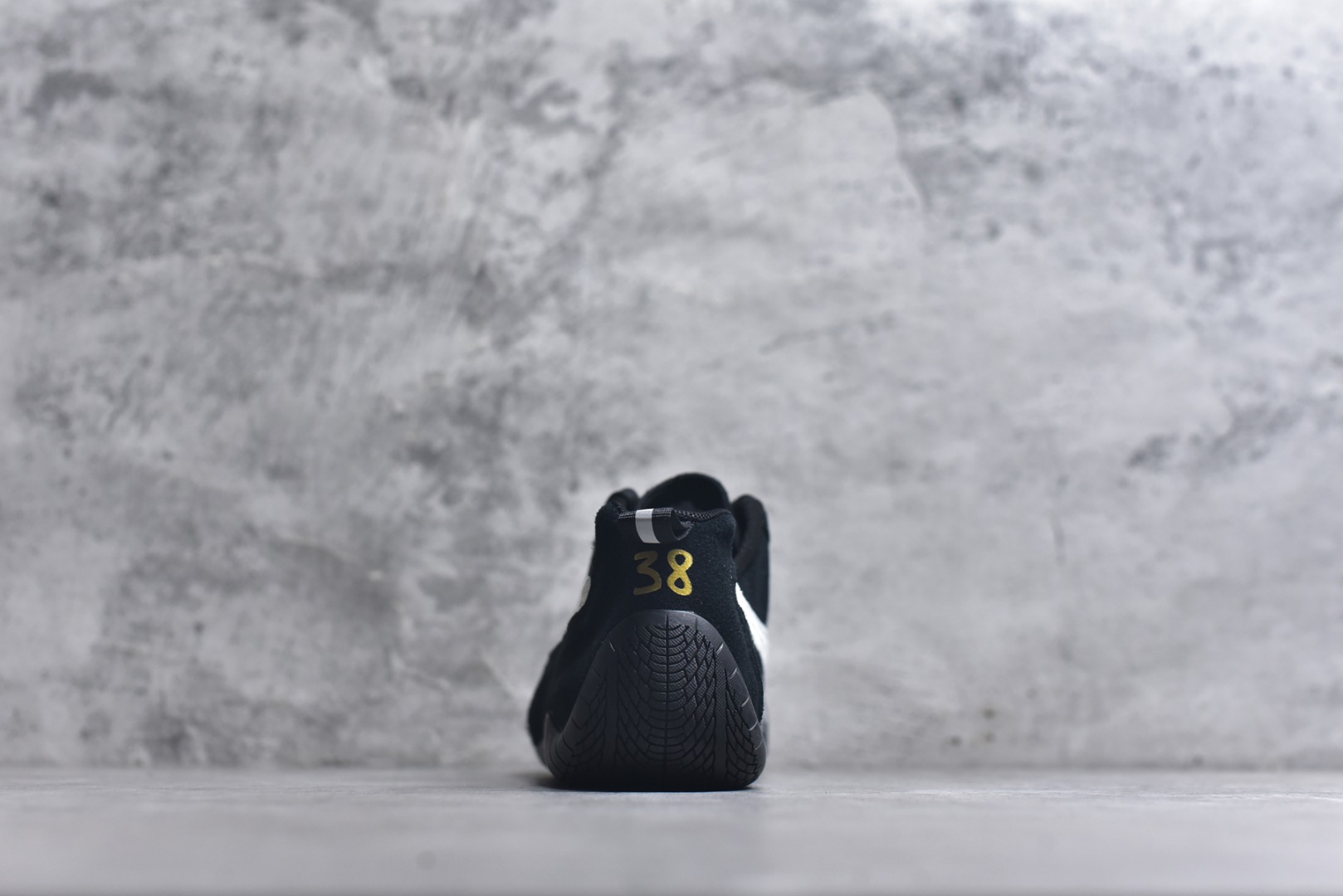 图片[5]-#巴黎世家联名款Balenciaga The Open Product x Puma Speedcat 极速赛车系列彪马低帮生活休闲鞋 最高纯原版出货 1：1原材料 还原度顶级 原装档案原数据纸版楦型 原厂固色翻毛皮鞋面材质 二次成型\’猛帮\’成型工艺 正确做旧鞋面 全球知名运动品牌PUMA宝马赛车系列，融合了宝马车队的标志性配色，以趣味十足又前卫复古的设计引领潮流，将赛道精神融入街头时尚，开启前卫竞速之旅。自1978年巴伐利亚车队走上世界舞台，宝马赛车就在全球汽车制造和赛车运动领域留下了浓墨重彩的一笔。全新的两款BMW MMS Roma与BMW MMS Speedboat鞋款，均从宝马车型中汲取灵感。以黑或白为底色，融入经典配色，主打前卫复古风。Roma鞋款的鞋侧以复古的流线造型，缀以宝马经典Logo，巧妙吸睛；而Speedcat鞋款以亮眼三色条纹元素缀以舒适鞋面，赋予了独特的个性美学，演绎赛车的无尽能量 货号： 847146WSDSD1090 尺码：35.5-45-选品中心