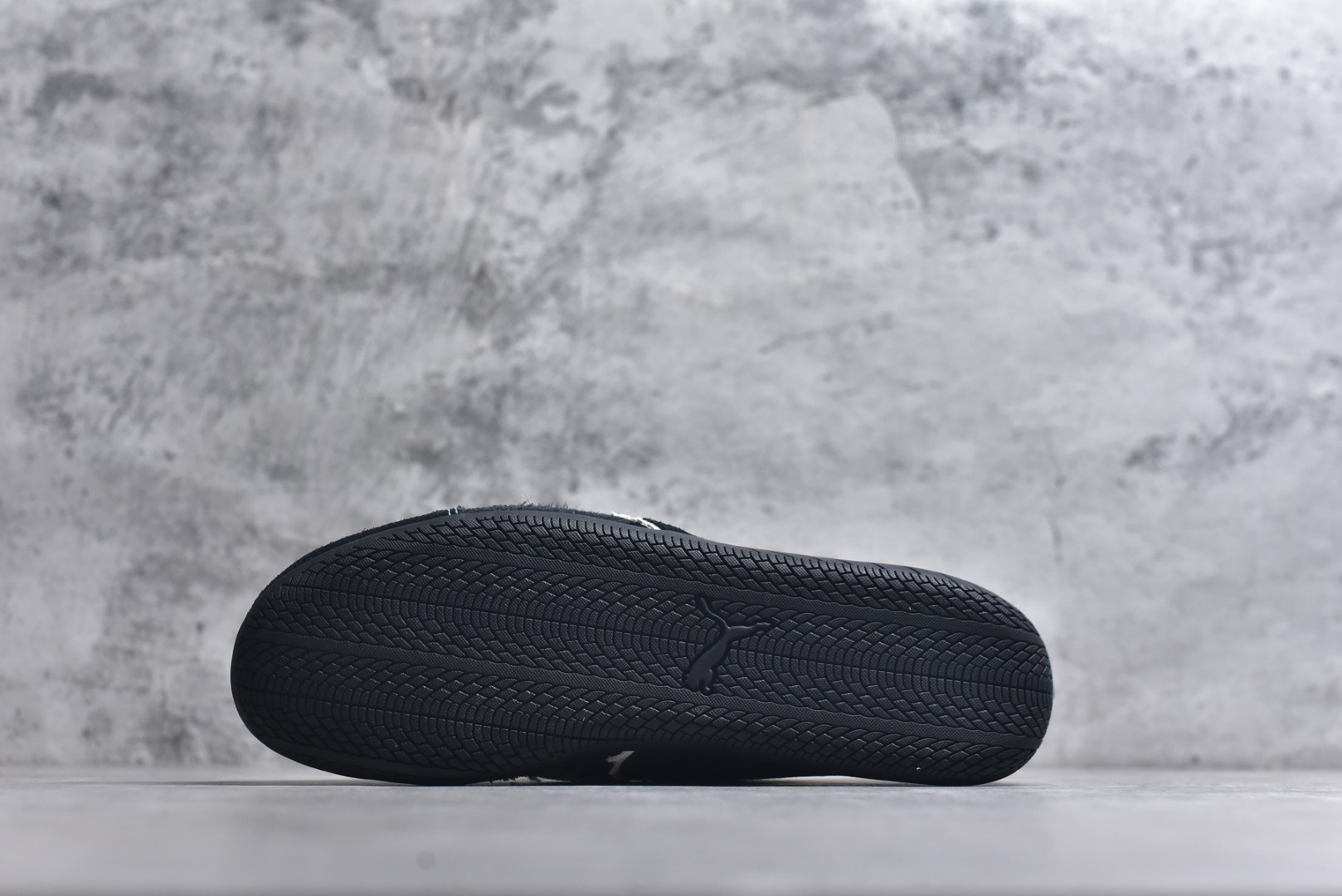 图片[6]-#巴黎世家联名款Balenciaga The Open Product x Puma Speedcat 极速赛车系列彪马低帮生活休闲鞋 最高纯原版出货 1：1原材料 还原度顶级 原装档案原数据纸版楦型 原厂固色翻毛皮鞋面材质 二次成型\’猛帮\’成型工艺 正确做旧鞋面 全球知名运动品牌PUMA宝马赛车系列，融合了宝马车队的标志性配色，以趣味十足又前卫复古的设计引领潮流，将赛道精神融入街头时尚，开启前卫竞速之旅。自1978年巴伐利亚车队走上世界舞台，宝马赛车就在全球汽车制造和赛车运动领域留下了浓墨重彩的一笔。全新的两款BMW MMS Roma与BMW MMS Speedboat鞋款，均从宝马车型中汲取灵感。以黑或白为底色，融入经典配色，主打前卫复古风。Roma鞋款的鞋侧以复古的流线造型，缀以宝马经典Logo，巧妙吸睛；而Speedcat鞋款以亮眼三色条纹元素缀以舒适鞋面，赋予了独特的个性美学，演绎赛车的无尽能量 货号： 847146WSDSD1090 尺码：35.5-45-选品中心