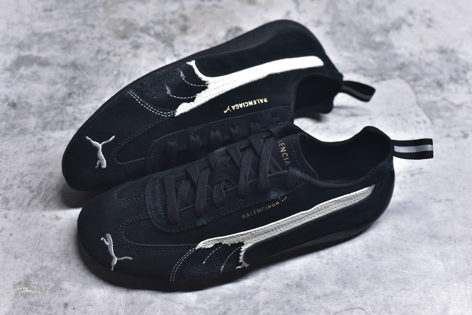 图片[7]-#巴黎世家联名款Balenciaga The Open Product x Puma Speedcat 极速赛车系列彪马低帮生活休闲鞋 最高纯原版出货 1：1原材料 还原度顶级 原装档案原数据纸版楦型 原厂固色翻毛皮鞋面材质 二次成型\’猛帮\’成型工艺 正确做旧鞋面 全球知名运动品牌PUMA宝马赛车系列，融合了宝马车队的标志性配色，以趣味十足又前卫复古的设计引领潮流，将赛道精神融入街头时尚，开启前卫竞速之旅。自1978年巴伐利亚车队走上世界舞台，宝马赛车就在全球汽车制造和赛车运动领域留下了浓墨重彩的一笔。全新的两款BMW MMS Roma与BMW MMS Speedboat鞋款，均从宝马车型中汲取灵感。以黑或白为底色，融入经典配色，主打前卫复古风。Roma鞋款的鞋侧以复古的流线造型，缀以宝马经典Logo，巧妙吸睛；而Speedcat鞋款以亮眼三色条纹元素缀以舒适鞋面，赋予了独特的个性美学，演绎赛车的无尽能量 货号： 847146WSDSD1090 尺码：35.5-45-选品中心