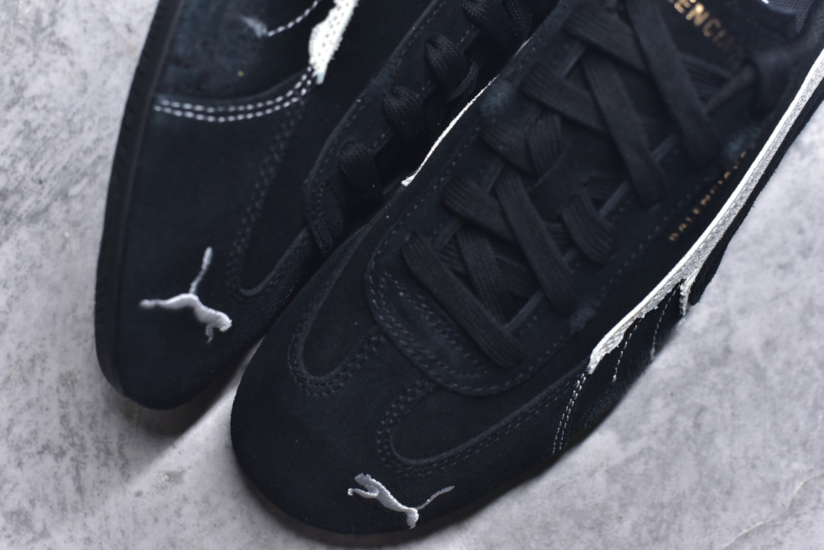 图片[8]-#巴黎世家联名款Balenciaga The Open Product x Puma Speedcat 极速赛车系列彪马低帮生活休闲鞋 最高纯原版出货 1：1原材料 还原度顶级 原装档案原数据纸版楦型 原厂固色翻毛皮鞋面材质 二次成型\’猛帮\’成型工艺 正确做旧鞋面 全球知名运动品牌PUMA宝马赛车系列，融合了宝马车队的标志性配色，以趣味十足又前卫复古的设计引领潮流，将赛道精神融入街头时尚，开启前卫竞速之旅。自1978年巴伐利亚车队走上世界舞台，宝马赛车就在全球汽车制造和赛车运动领域留下了浓墨重彩的一笔。全新的两款BMW MMS Roma与BMW MMS Speedboat鞋款，均从宝马车型中汲取灵感。以黑或白为底色，融入经典配色，主打前卫复古风。Roma鞋款的鞋侧以复古的流线造型，缀以宝马经典Logo，巧妙吸睛；而Speedcat鞋款以亮眼三色条纹元素缀以舒适鞋面，赋予了独特的个性美学，演绎赛车的无尽能量 货号： 847146WSDSD1090 尺码：35.5-45-选品中心