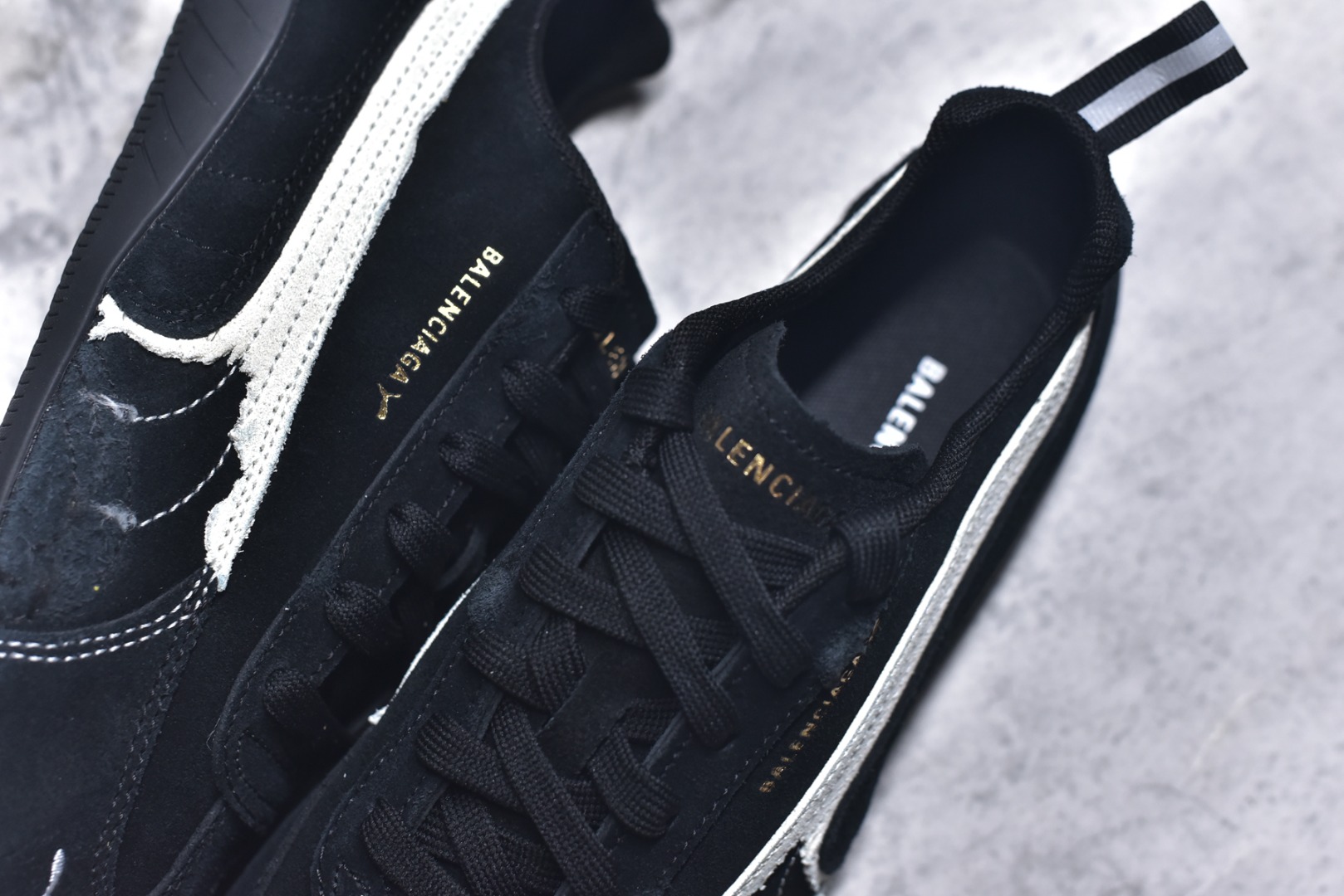 图片[9]-#巴黎世家联名款Balenciaga The Open Product x Puma Speedcat 极速赛车系列彪马低帮生活休闲鞋 最高纯原版出货 1：1原材料 还原度顶级 原装档案原数据纸版楦型 原厂固色翻毛皮鞋面材质 二次成型\’猛帮\’成型工艺 正确做旧鞋面 全球知名运动品牌PUMA宝马赛车系列，融合了宝马车队的标志性配色，以趣味十足又前卫复古的设计引领潮流，将赛道精神融入街头时尚，开启前卫竞速之旅。自1978年巴伐利亚车队走上世界舞台，宝马赛车就在全球汽车制造和赛车运动领域留下了浓墨重彩的一笔。全新的两款BMW MMS Roma与BMW MMS Speedboat鞋款，均从宝马车型中汲取灵感。以黑或白为底色，融入经典配色，主打前卫复古风。Roma鞋款的鞋侧以复古的流线造型，缀以宝马经典Logo，巧妙吸睛；而Speedcat鞋款以亮眼三色条纹元素缀以舒适鞋面，赋予了独特的个性美学，演绎赛车的无尽能量 货号： 847146WSDSD1090 尺码：35.5-45-选品中心