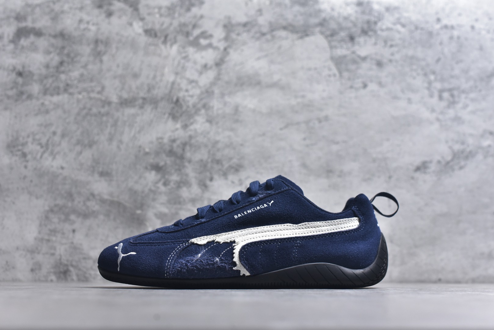 #巴黎世家联名款Balenciaga The Open Product x Puma Speedcat 极速赛车系列彪马低帮生活休闲鞋 最高纯原版出货 1：1原材料 还原度顶级 原装档案原数据纸版楦型 原厂固色翻毛皮鞋面材质 二次成型\'猛帮\'成型工艺 正确做旧鞋面 全球知名运动品牌PUMA宝马赛车系列，融合了宝马车队的标志性配色，以趣味十足又前卫复古的设计引领潮流，将赛道精神融入街头时尚，开启前卫竞速之旅。自1978年巴伐利亚车队走上世界舞台，宝马赛车就在全球汽车制造和赛车运动领域留下了浓墨重彩的一笔。全新的两款BMW MMS Roma与BMW MMS Speedboat鞋款，均从宝马车型中汲取灵感。以黑或白为底色，融入经典配色，主打前卫复古风。Roma鞋款的鞋侧以复古的流线造型，缀以宝马经典Logo，巧妙吸睛；而Speedcat鞋款以亮眼三色条纹元素缀以舒适鞋面，赋予了独特的个性美学，演绎赛车的无尽能量 货号： 847146WSDSD4191 尺码：35.5-45-选品中心