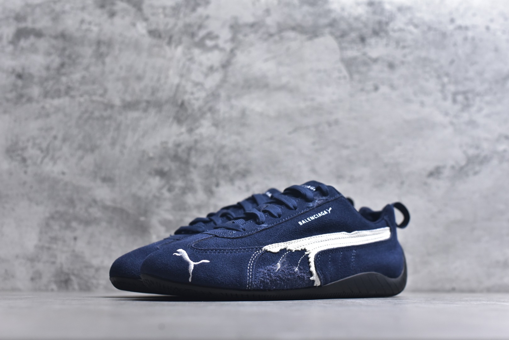 图片[2]-#巴黎世家联名款Balenciaga The Open Product x Puma Speedcat 极速赛车系列彪马低帮生活休闲鞋 最高纯原版出货 1：1原材料 还原度顶级 原装档案原数据纸版楦型 原厂固色翻毛皮鞋面材质 二次成型\’猛帮\’成型工艺 正确做旧鞋面 全球知名运动品牌PUMA宝马赛车系列，融合了宝马车队的标志性配色，以趣味十足又前卫复古的设计引领潮流，将赛道精神融入街头时尚，开启前卫竞速之旅。自1978年巴伐利亚车队走上世界舞台，宝马赛车就在全球汽车制造和赛车运动领域留下了浓墨重彩的一笔。全新的两款BMW MMS Roma与BMW MMS Speedboat鞋款，均从宝马车型中汲取灵感。以黑或白为底色，融入经典配色，主打前卫复古风。Roma鞋款的鞋侧以复古的流线造型，缀以宝马经典Logo，巧妙吸睛；而Speedcat鞋款以亮眼三色条纹元素缀以舒适鞋面，赋予了独特的个性美学，演绎赛车的无尽能量 货号： 847146WSDSD4191 尺码：35.5-45-选品中心