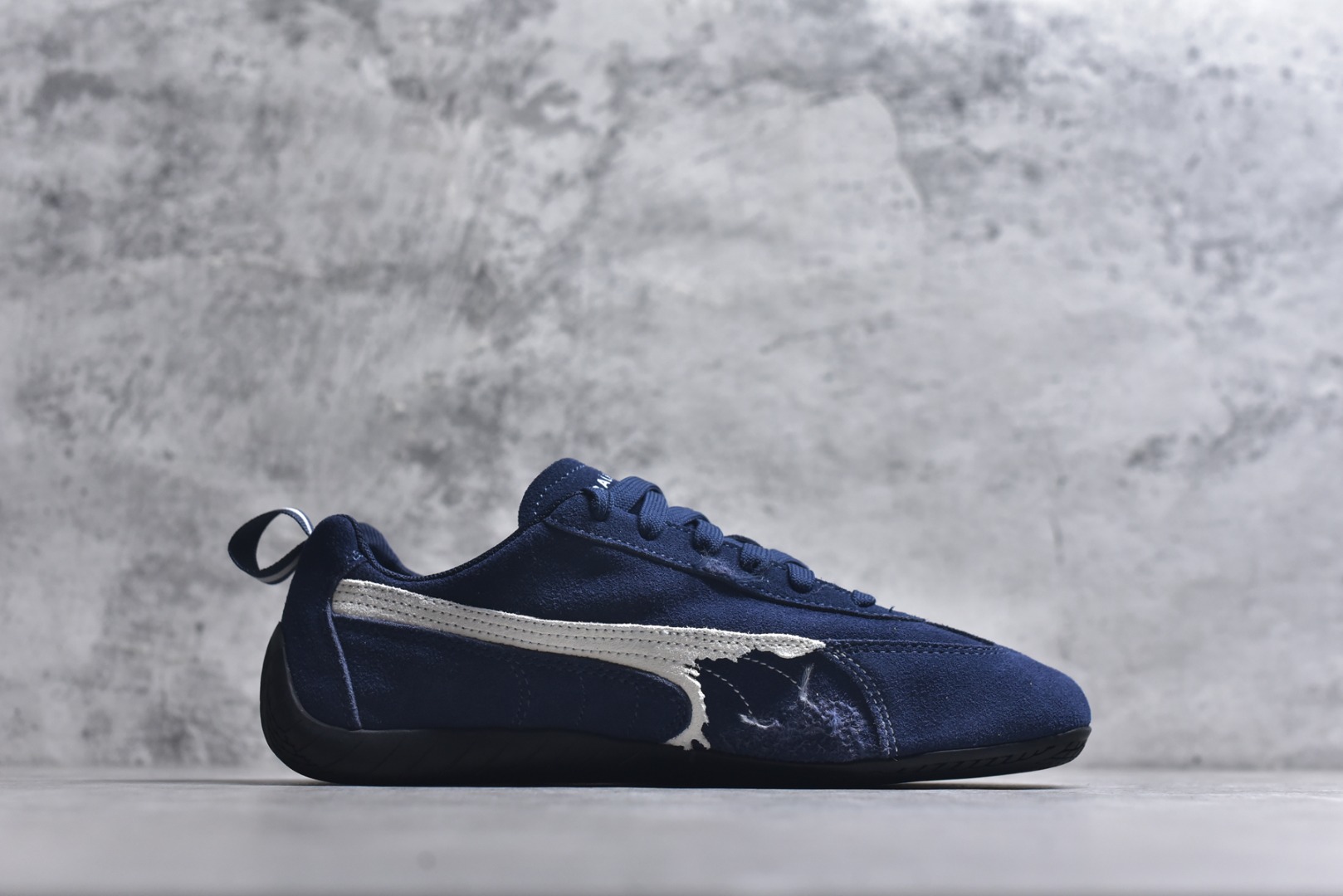 图片[3]-#巴黎世家联名款Balenciaga The Open Product x Puma Speedcat 极速赛车系列彪马低帮生活休闲鞋 最高纯原版出货 1：1原材料 还原度顶级 原装档案原数据纸版楦型 原厂固色翻毛皮鞋面材质 二次成型\’猛帮\’成型工艺 正确做旧鞋面 全球知名运动品牌PUMA宝马赛车系列，融合了宝马车队的标志性配色，以趣味十足又前卫复古的设计引领潮流，将赛道精神融入街头时尚，开启前卫竞速之旅。自1978年巴伐利亚车队走上世界舞台，宝马赛车就在全球汽车制造和赛车运动领域留下了浓墨重彩的一笔。全新的两款BMW MMS Roma与BMW MMS Speedboat鞋款，均从宝马车型中汲取灵感。以黑或白为底色，融入经典配色，主打前卫复古风。Roma鞋款的鞋侧以复古的流线造型，缀以宝马经典Logo，巧妙吸睛；而Speedcat鞋款以亮眼三色条纹元素缀以舒适鞋面，赋予了独特的个性美学，演绎赛车的无尽能量 货号： 847146WSDSD4191 尺码：35.5-45-选品中心