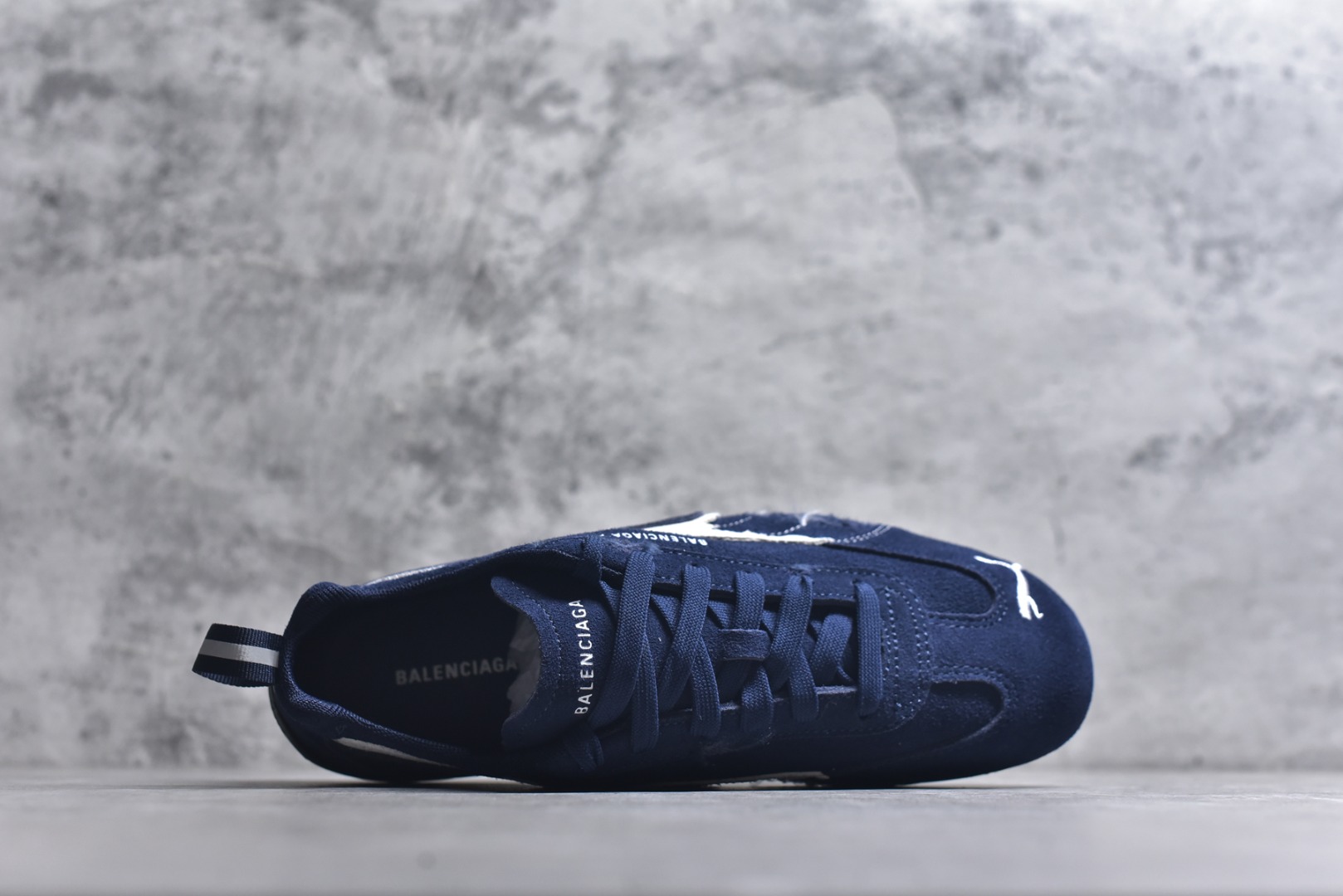 图片[4]-#巴黎世家联名款Balenciaga The Open Product x Puma Speedcat 极速赛车系列彪马低帮生活休闲鞋 最高纯原版出货 1：1原材料 还原度顶级 原装档案原数据纸版楦型 原厂固色翻毛皮鞋面材质 二次成型\’猛帮\’成型工艺 正确做旧鞋面 全球知名运动品牌PUMA宝马赛车系列，融合了宝马车队的标志性配色，以趣味十足又前卫复古的设计引领潮流，将赛道精神融入街头时尚，开启前卫竞速之旅。自1978年巴伐利亚车队走上世界舞台，宝马赛车就在全球汽车制造和赛车运动领域留下了浓墨重彩的一笔。全新的两款BMW MMS Roma与BMW MMS Speedboat鞋款，均从宝马车型中汲取灵感。以黑或白为底色，融入经典配色，主打前卫复古风。Roma鞋款的鞋侧以复古的流线造型，缀以宝马经典Logo，巧妙吸睛；而Speedcat鞋款以亮眼三色条纹元素缀以舒适鞋面，赋予了独特的个性美学，演绎赛车的无尽能量 货号： 847146WSDSD4191 尺码：35.5-45-选品中心