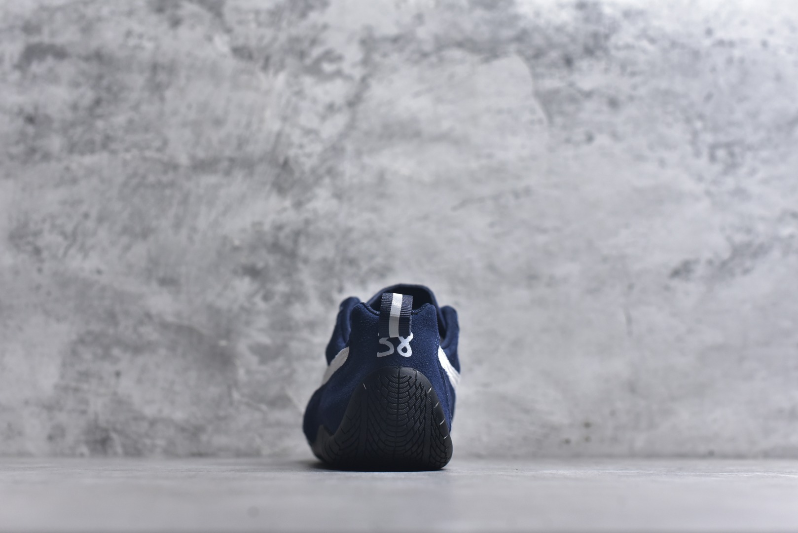 图片[5]-#巴黎世家联名款Balenciaga The Open Product x Puma Speedcat 极速赛车系列彪马低帮生活休闲鞋 最高纯原版出货 1：1原材料 还原度顶级 原装档案原数据纸版楦型 原厂固色翻毛皮鞋面材质 二次成型\’猛帮\’成型工艺 正确做旧鞋面 全球知名运动品牌PUMA宝马赛车系列，融合了宝马车队的标志性配色，以趣味十足又前卫复古的设计引领潮流，将赛道精神融入街头时尚，开启前卫竞速之旅。自1978年巴伐利亚车队走上世界舞台，宝马赛车就在全球汽车制造和赛车运动领域留下了浓墨重彩的一笔。全新的两款BMW MMS Roma与BMW MMS Speedboat鞋款，均从宝马车型中汲取灵感。以黑或白为底色，融入经典配色，主打前卫复古风。Roma鞋款的鞋侧以复古的流线造型，缀以宝马经典Logo，巧妙吸睛；而Speedcat鞋款以亮眼三色条纹元素缀以舒适鞋面，赋予了独特的个性美学，演绎赛车的无尽能量 货号： 847146WSDSD4191 尺码：35.5-45-选品中心