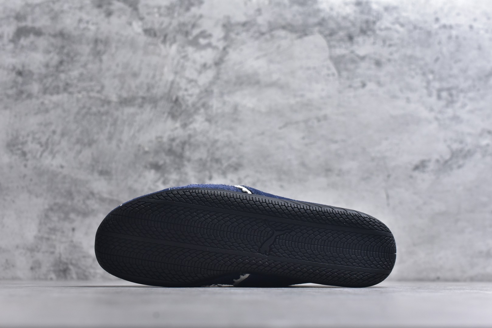 图片[6]-#巴黎世家联名款Balenciaga The Open Product x Puma Speedcat 极速赛车系列彪马低帮生活休闲鞋 最高纯原版出货 1：1原材料 还原度顶级 原装档案原数据纸版楦型 原厂固色翻毛皮鞋面材质 二次成型\’猛帮\’成型工艺 正确做旧鞋面 全球知名运动品牌PUMA宝马赛车系列，融合了宝马车队的标志性配色，以趣味十足又前卫复古的设计引领潮流，将赛道精神融入街头时尚，开启前卫竞速之旅。自1978年巴伐利亚车队走上世界舞台，宝马赛车就在全球汽车制造和赛车运动领域留下了浓墨重彩的一笔。全新的两款BMW MMS Roma与BMW MMS Speedboat鞋款，均从宝马车型中汲取灵感。以黑或白为底色，融入经典配色，主打前卫复古风。Roma鞋款的鞋侧以复古的流线造型，缀以宝马经典Logo，巧妙吸睛；而Speedcat鞋款以亮眼三色条纹元素缀以舒适鞋面，赋予了独特的个性美学，演绎赛车的无尽能量 货号： 847146WSDSD4191 尺码：35.5-45-选品中心