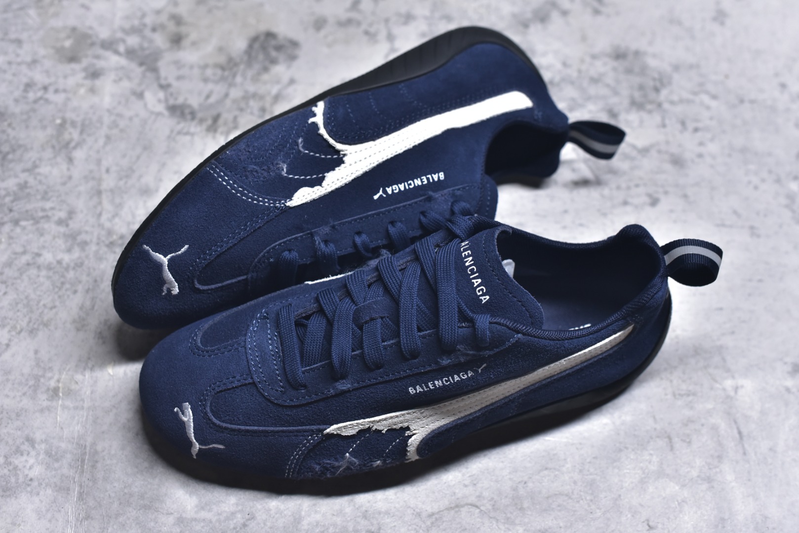 图片[7]-#巴黎世家联名款Balenciaga The Open Product x Puma Speedcat 极速赛车系列彪马低帮生活休闲鞋 最高纯原版出货 1：1原材料 还原度顶级 原装档案原数据纸版楦型 原厂固色翻毛皮鞋面材质 二次成型\’猛帮\’成型工艺 正确做旧鞋面 全球知名运动品牌PUMA宝马赛车系列，融合了宝马车队的标志性配色，以趣味十足又前卫复古的设计引领潮流，将赛道精神融入街头时尚，开启前卫竞速之旅。自1978年巴伐利亚车队走上世界舞台，宝马赛车就在全球汽车制造和赛车运动领域留下了浓墨重彩的一笔。全新的两款BMW MMS Roma与BMW MMS Speedboat鞋款，均从宝马车型中汲取灵感。以黑或白为底色，融入经典配色，主打前卫复古风。Roma鞋款的鞋侧以复古的流线造型，缀以宝马经典Logo，巧妙吸睛；而Speedcat鞋款以亮眼三色条纹元素缀以舒适鞋面，赋予了独特的个性美学，演绎赛车的无尽能量 货号： 847146WSDSD4191 尺码：35.5-45-选品中心