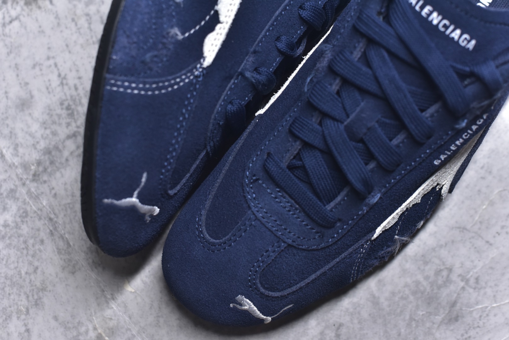 图片[8]-#巴黎世家联名款Balenciaga The Open Product x Puma Speedcat 极速赛车系列彪马低帮生活休闲鞋 最高纯原版出货 1：1原材料 还原度顶级 原装档案原数据纸版楦型 原厂固色翻毛皮鞋面材质 二次成型\’猛帮\’成型工艺 正确做旧鞋面 全球知名运动品牌PUMA宝马赛车系列，融合了宝马车队的标志性配色，以趣味十足又前卫复古的设计引领潮流，将赛道精神融入街头时尚，开启前卫竞速之旅。自1978年巴伐利亚车队走上世界舞台，宝马赛车就在全球汽车制造和赛车运动领域留下了浓墨重彩的一笔。全新的两款BMW MMS Roma与BMW MMS Speedboat鞋款，均从宝马车型中汲取灵感。以黑或白为底色，融入经典配色，主打前卫复古风。Roma鞋款的鞋侧以复古的流线造型，缀以宝马经典Logo，巧妙吸睛；而Speedcat鞋款以亮眼三色条纹元素缀以舒适鞋面，赋予了独特的个性美学，演绎赛车的无尽能量 货号： 847146WSDSD4191 尺码：35.5-45-选品中心