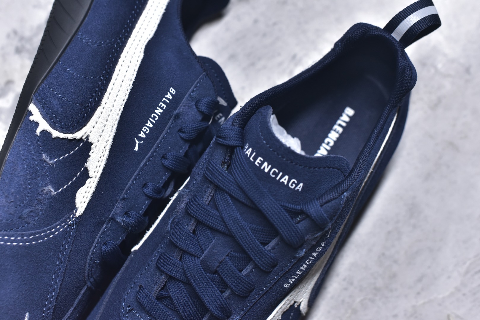 图片[9]-#巴黎世家联名款Balenciaga The Open Product x Puma Speedcat 极速赛车系列彪马低帮生活休闲鞋 最高纯原版出货 1：1原材料 还原度顶级 原装档案原数据纸版楦型 原厂固色翻毛皮鞋面材质 二次成型\’猛帮\’成型工艺 正确做旧鞋面 全球知名运动品牌PUMA宝马赛车系列，融合了宝马车队的标志性配色，以趣味十足又前卫复古的设计引领潮流，将赛道精神融入街头时尚，开启前卫竞速之旅。自1978年巴伐利亚车队走上世界舞台，宝马赛车就在全球汽车制造和赛车运动领域留下了浓墨重彩的一笔。全新的两款BMW MMS Roma与BMW MMS Speedboat鞋款，均从宝马车型中汲取灵感。以黑或白为底色，融入经典配色，主打前卫复古风。Roma鞋款的鞋侧以复古的流线造型，缀以宝马经典Logo，巧妙吸睛；而Speedcat鞋款以亮眼三色条纹元素缀以舒适鞋面，赋予了独特的个性美学，演绎赛车的无尽能量 货号： 847146WSDSD4191 尺码：35.5-45-选品中心