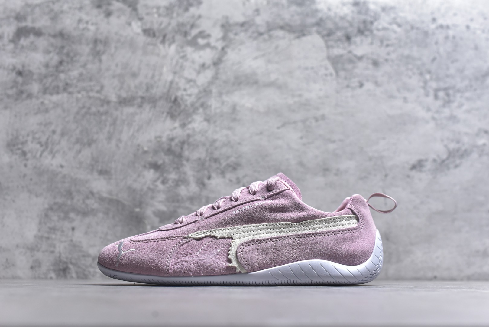 #巴黎世家联名款Balenciaga The Open Product x Puma Speedcat 极速赛车系列彪马低帮生活休闲鞋 最高纯原版出货 1：1原材料 还原度顶级 原装档案原数据纸版楦型 原厂固色翻毛皮鞋面材质 二次成型\'猛帮\'成型工艺 正确做旧鞋面 全球知名运动品牌PUMA宝马赛车系列，融合了宝马车队的标志性配色，以趣味十足又前卫复古的设计引领潮流，将赛道精神融入街头时尚，开启前卫竞速之旅。自1978年巴伐利亚车队走上世界舞台，宝马赛车就在全球汽车制造和赛车运动领域留下了浓墨重彩的一笔。全新的两款BMW MMS Roma与BMW MMS Speedboat鞋款，均从宝马车型中汲取灵感。以黑或白为底色，融入经典配色，主打前卫复古风。Roma鞋款的鞋侧以复古的流线造型，缀以宝马经典Logo，巧妙吸睛；而Speedcat鞋款以亮眼三色条纹元素缀以舒适鞋面，赋予了独特的个性美学，演绎赛车的无尽能量 货号 406519-07 尺码：35.5-45-选品中心